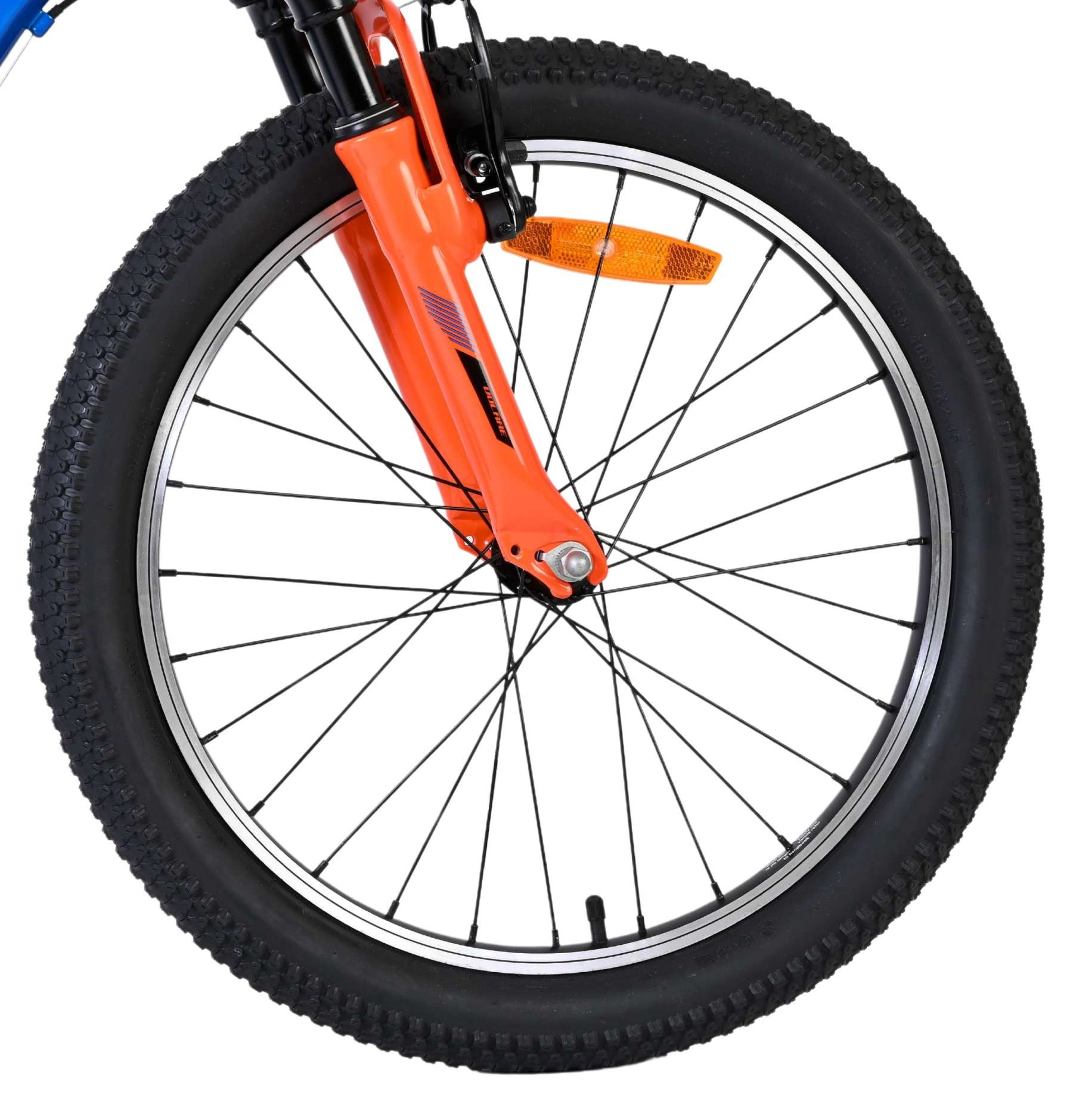 Vorderrad eines orangefarbenen Fahrrads mit schwarzem Reifen und Speichen.
