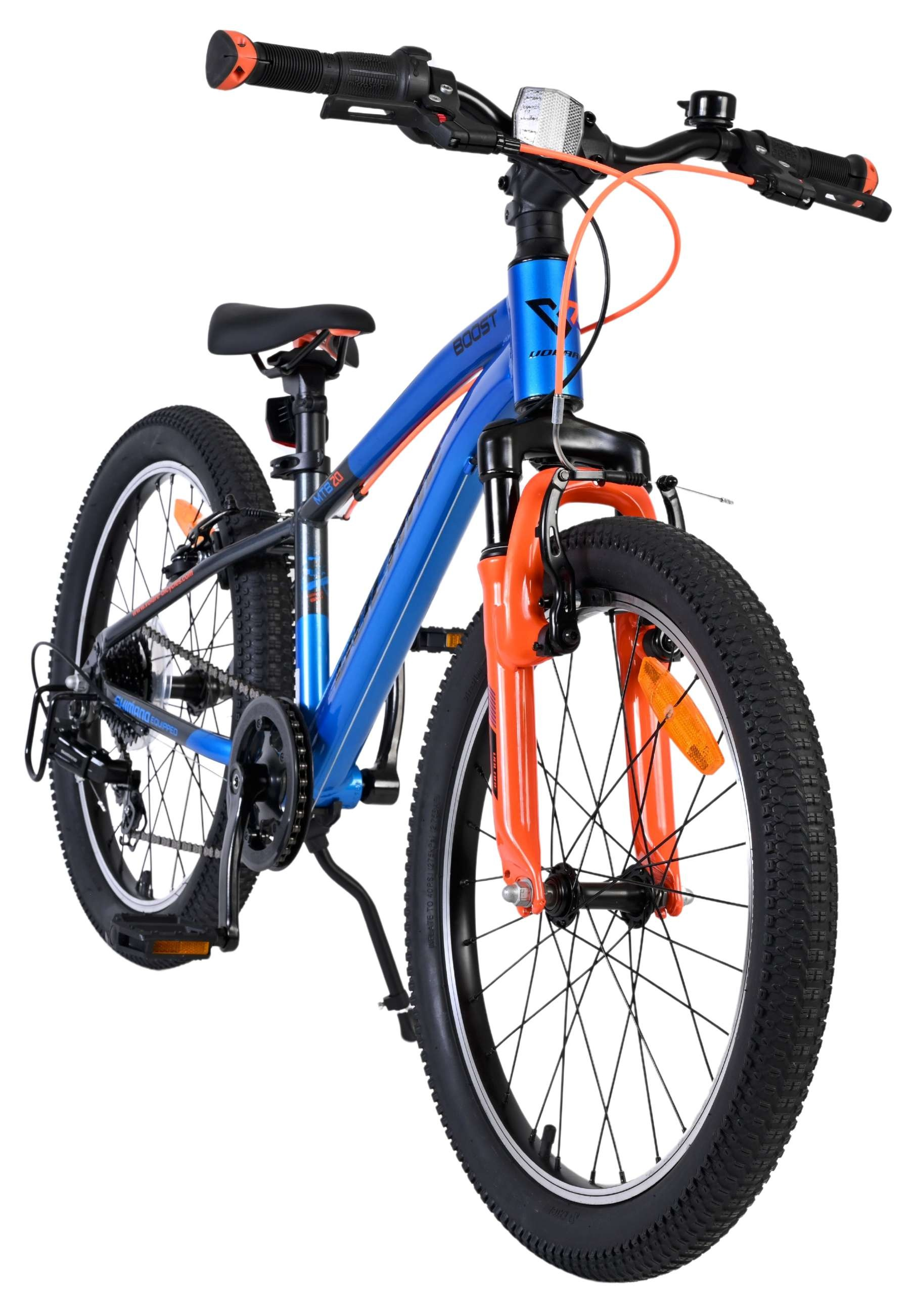 Blaues Fahrrad mit orangefarbenen Akzenten, auf weißem Hintergrund.