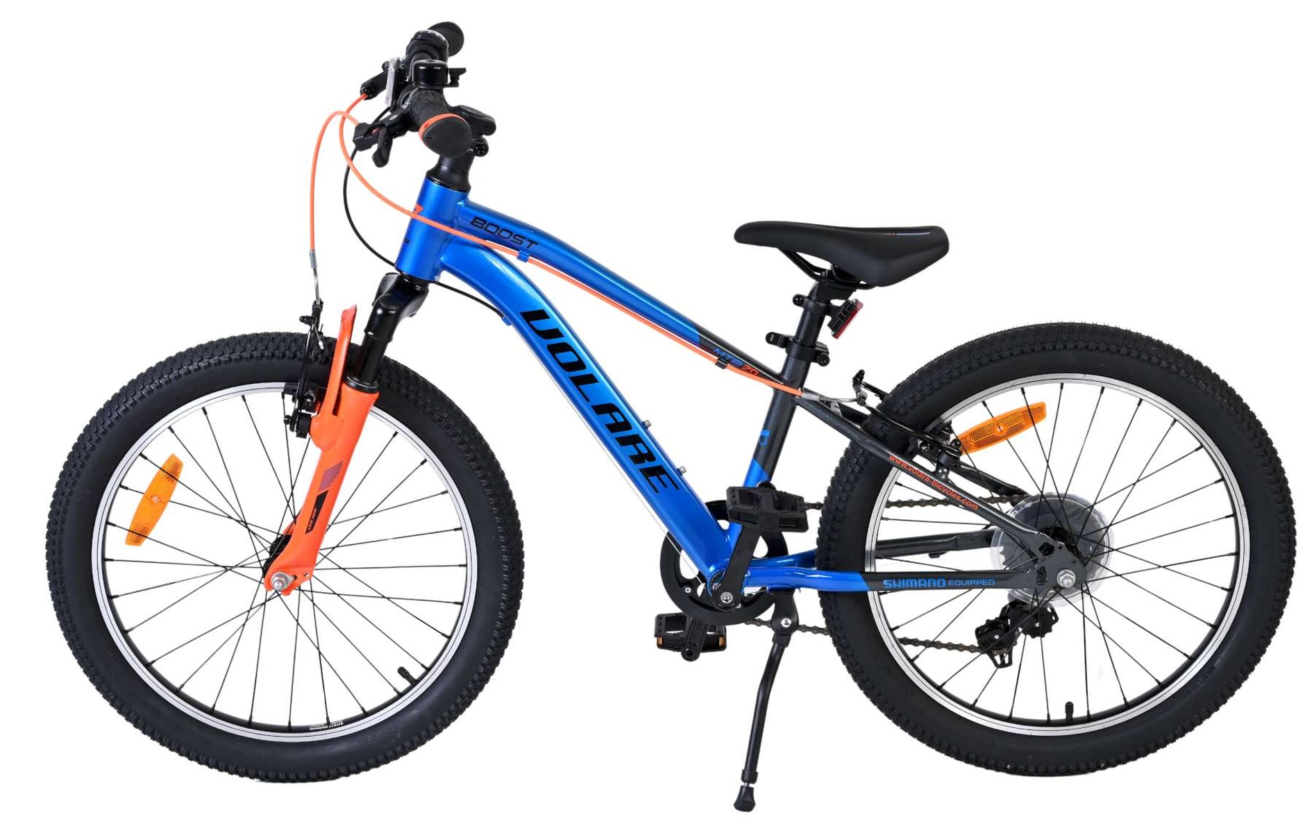 Blaues Volare Boost Fahrrad mit orangen Akzenten, schwarzem Sitz und Reifen, auf weißem Grund.