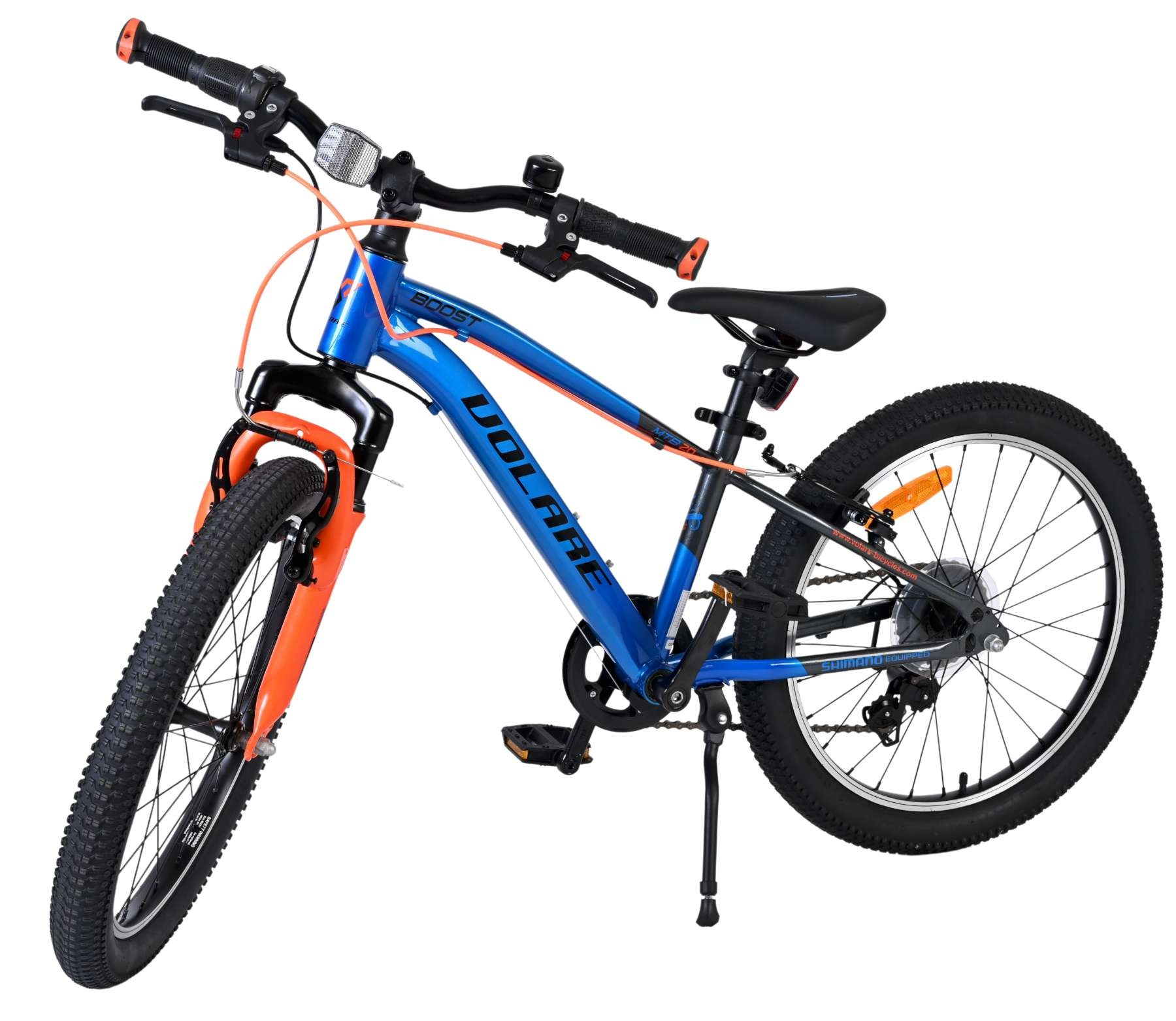 Ein blaues Fahrrad mit orangen Akzenten und schwarzen Reifen.