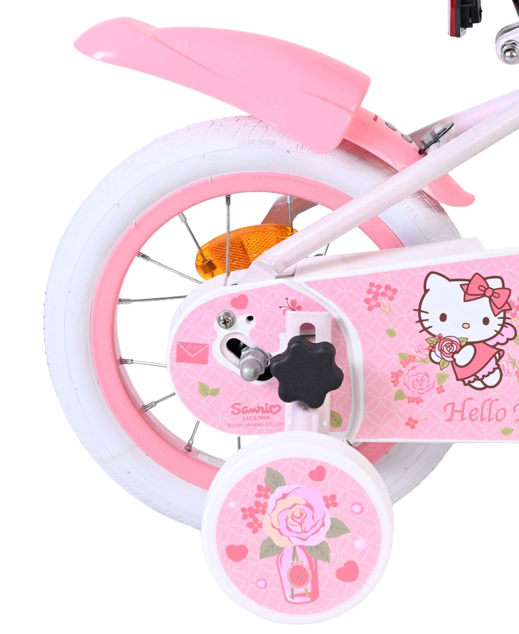 Ein rosafarbenes Kinderfahrrad mit Hello Kitty-Motiv, Stützrädern und Blumen.