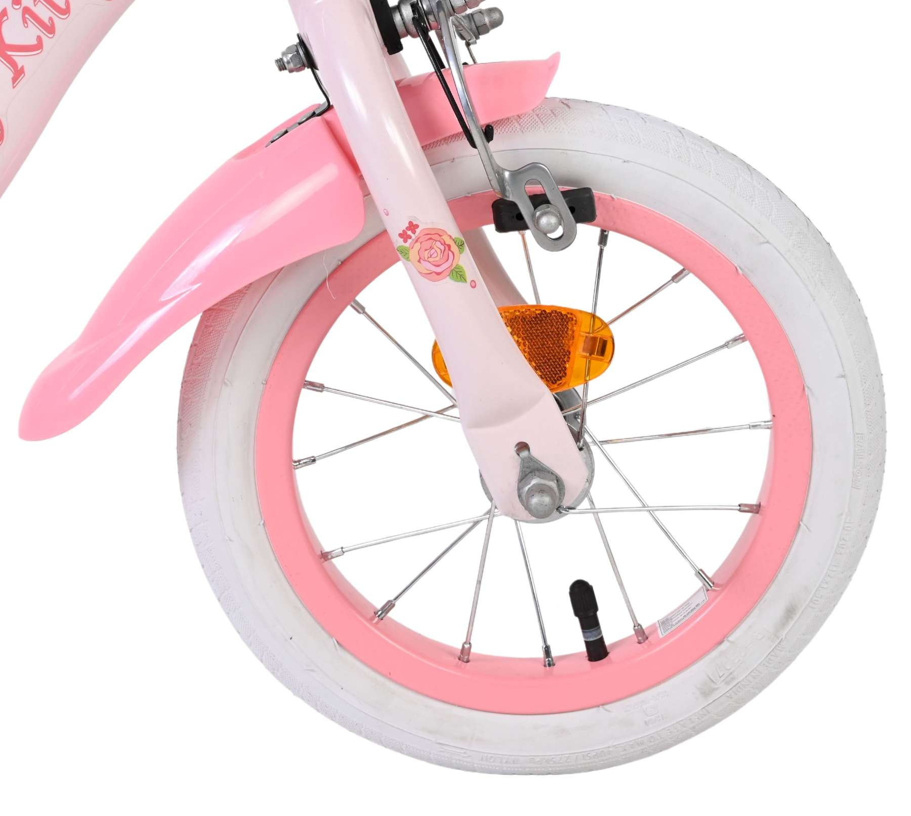 Nahaufnahme eines rosa Kinderfahrradrads mit weißem Reifen, pinkem Felge und Schutzblech.