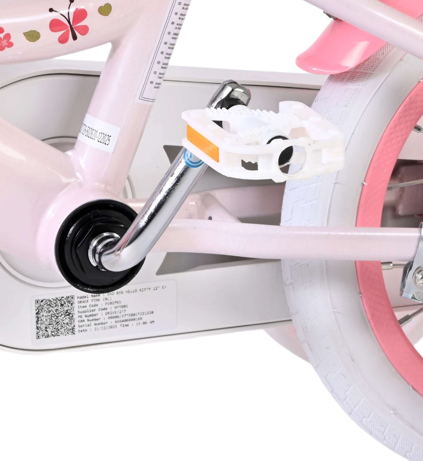Nahaufnahme eines pinken Hello Kitty Fahrrads mit weißen Pedalen, weißem Reifen und pinkem Felge.