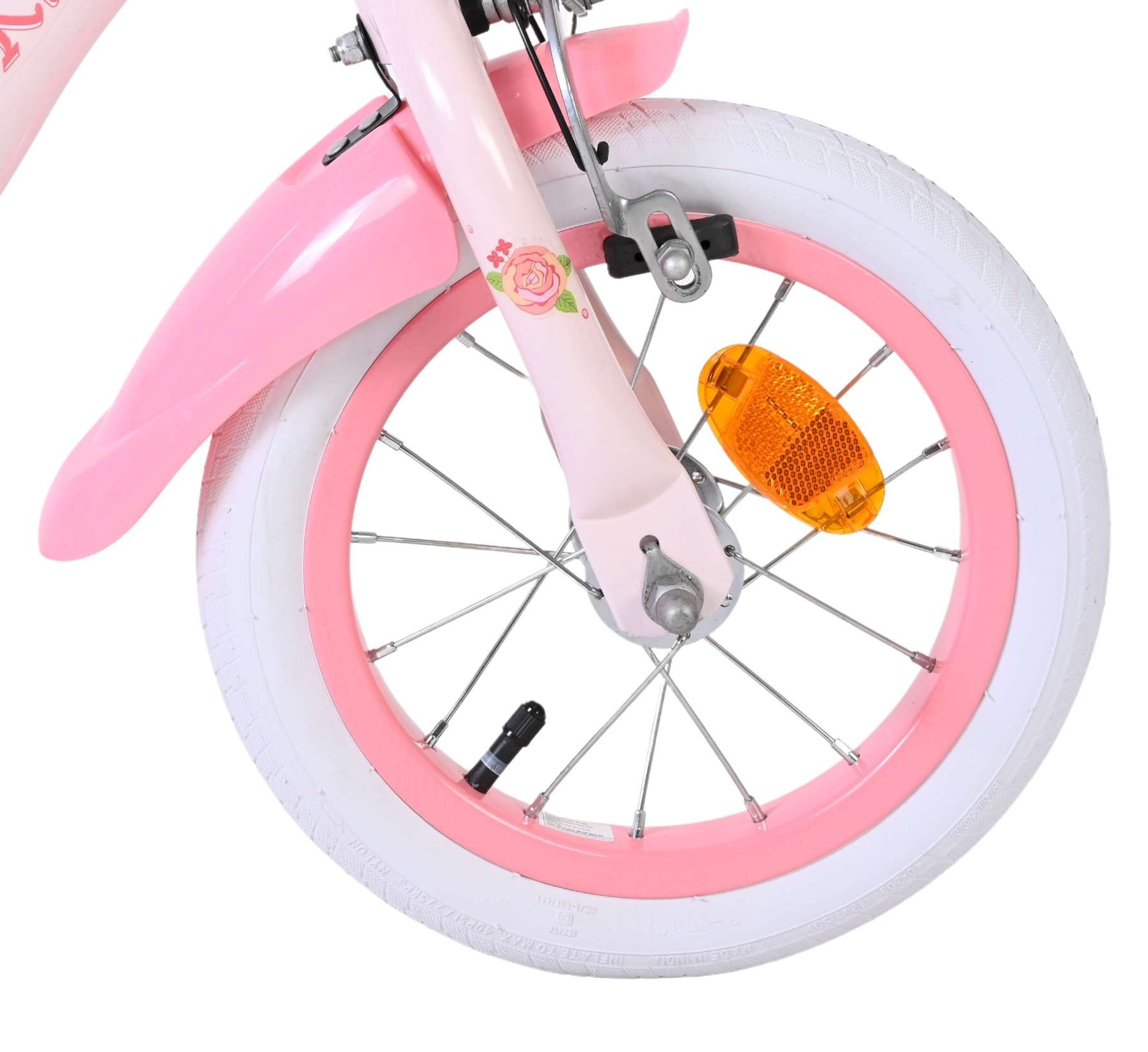 Ein rosa Kinderfahrrad-Vorderrad mit weißem Reifen, Speichen und Schutzblech.