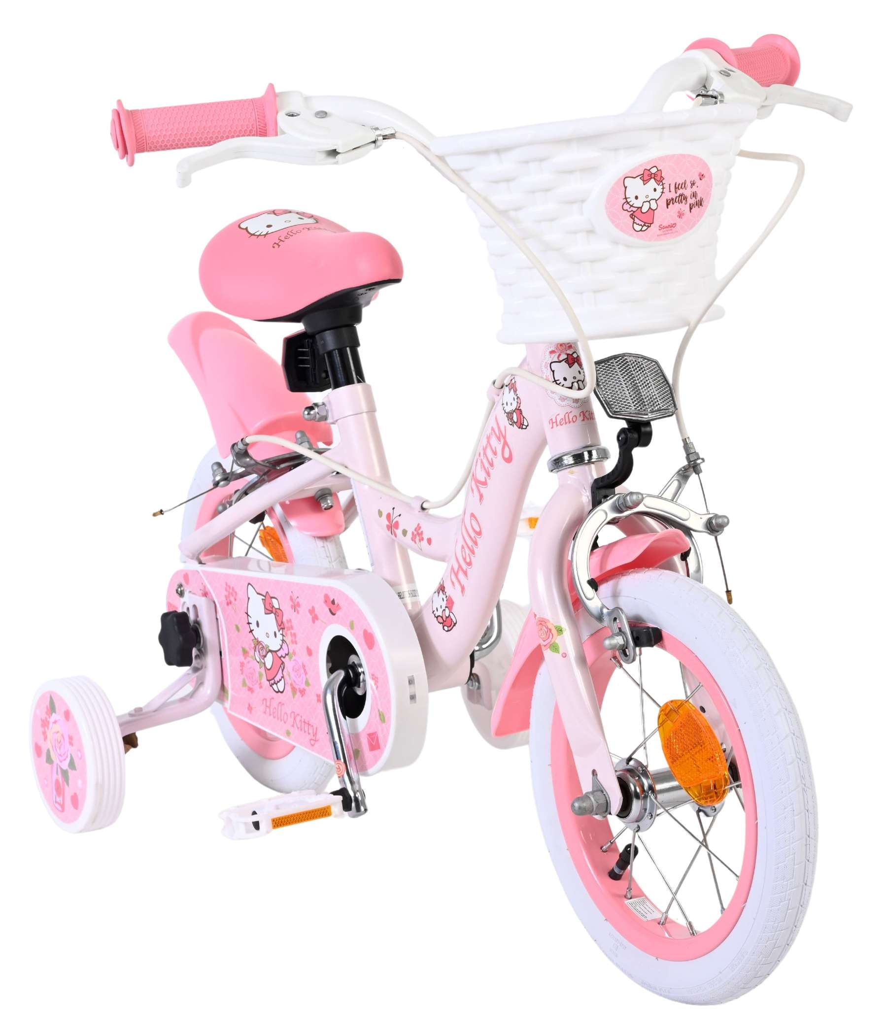Ein rosa Kinderfahrrad mit Hello Kitty-Motiven, Stützrädern und einem weißen Korb.