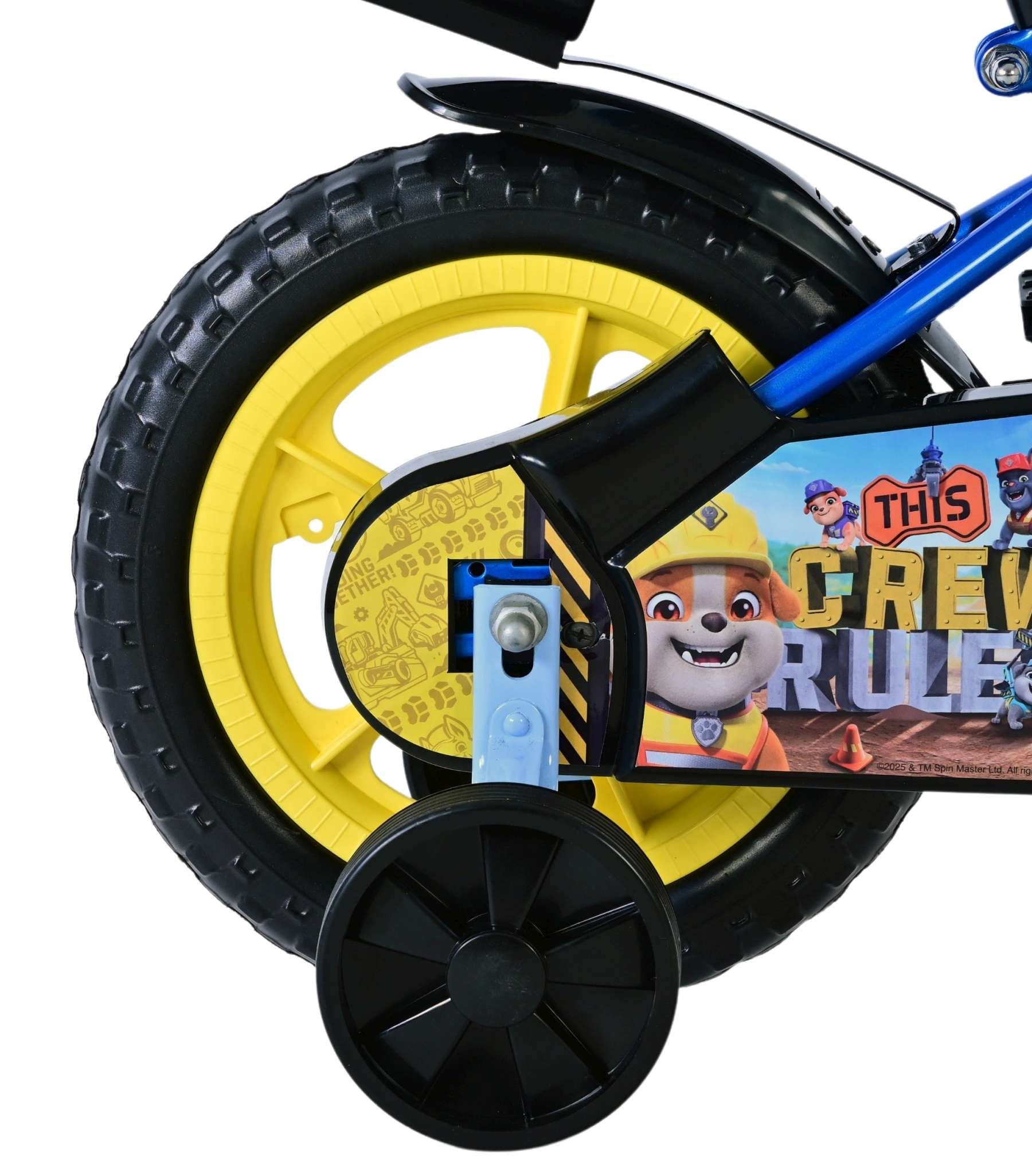 Fahrrad mit gelbem Rad, Stützrädern und Paw Patrol-Aufklebern.
