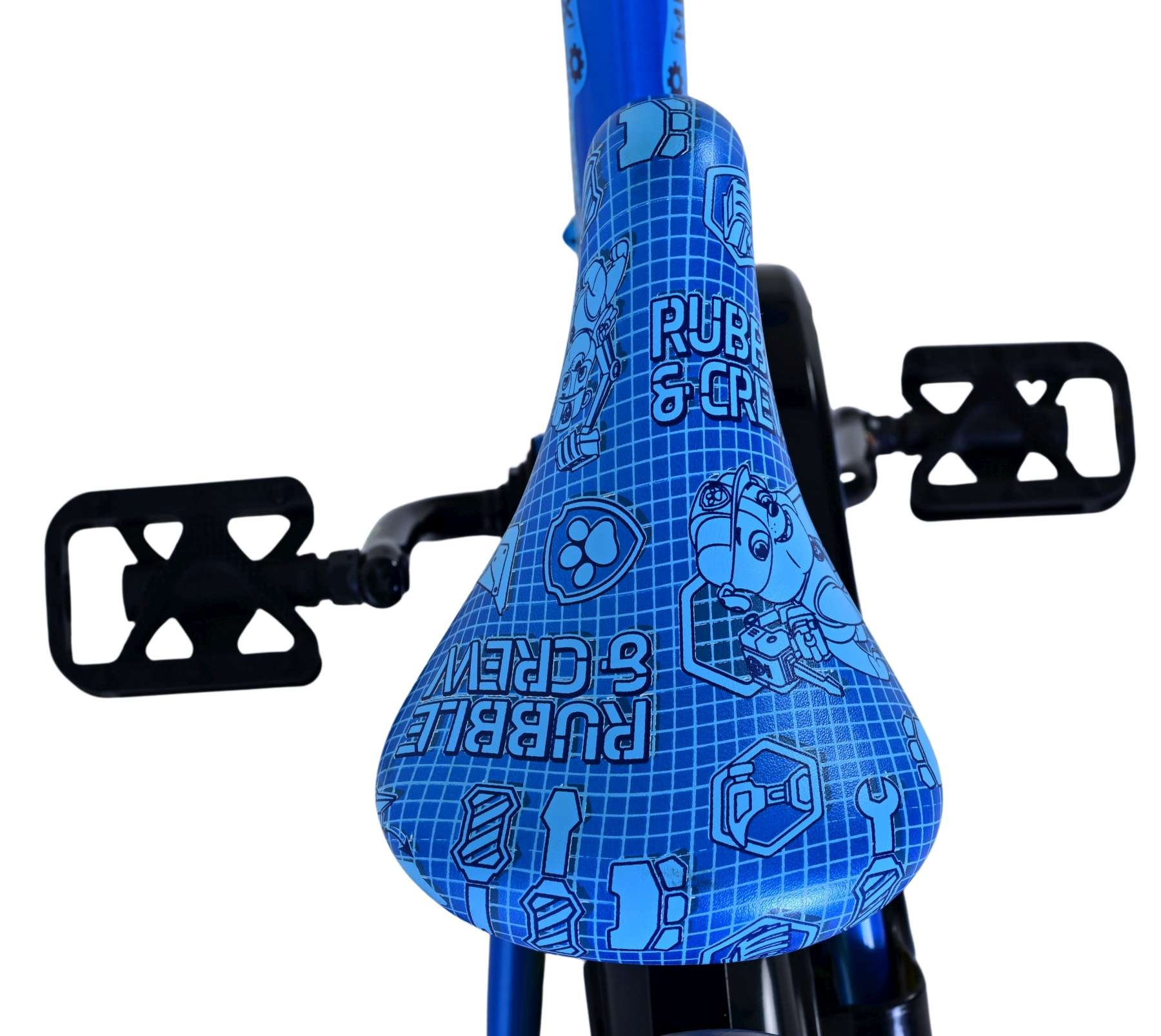 Ein blaues Fahrrad mit Paw Patrol-Motiven und schwarzen Pedalen.