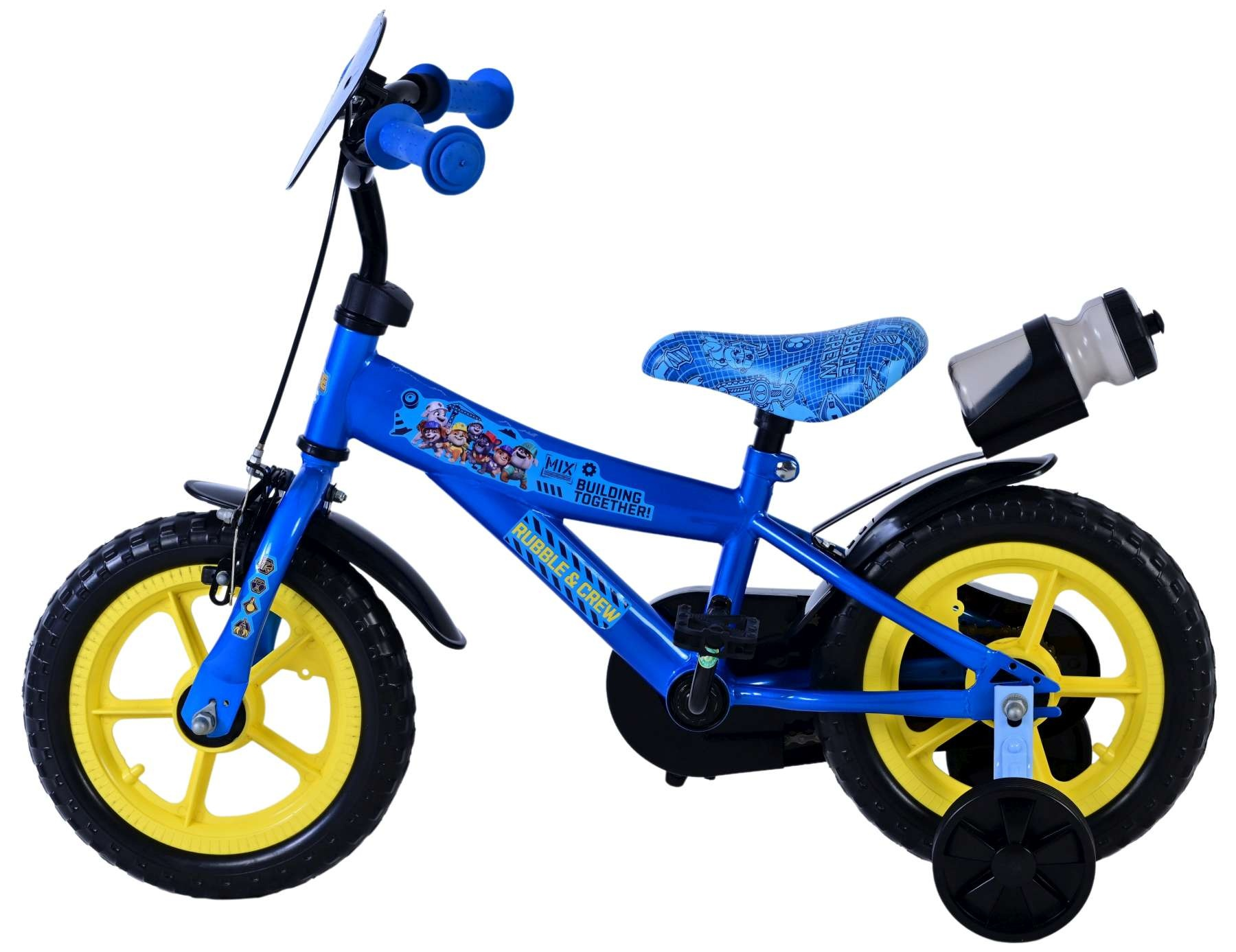 Ein blaues Kinderfahrrad mit gelben Rädern, Stützrädern und Flaschenhalter.
