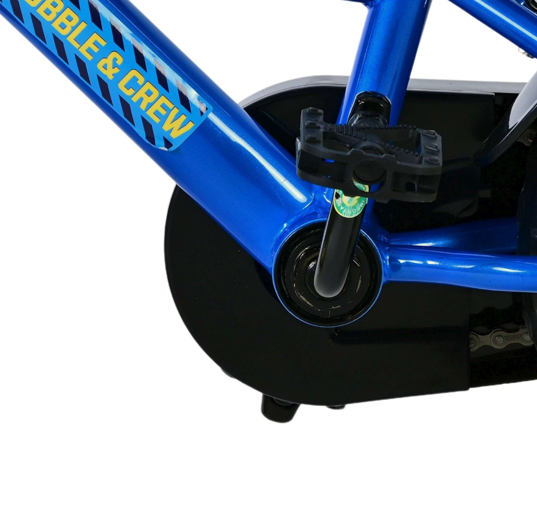 Nahaufnahme des blauen Fahrradrahmens mit Pedal und Kettenschutz.