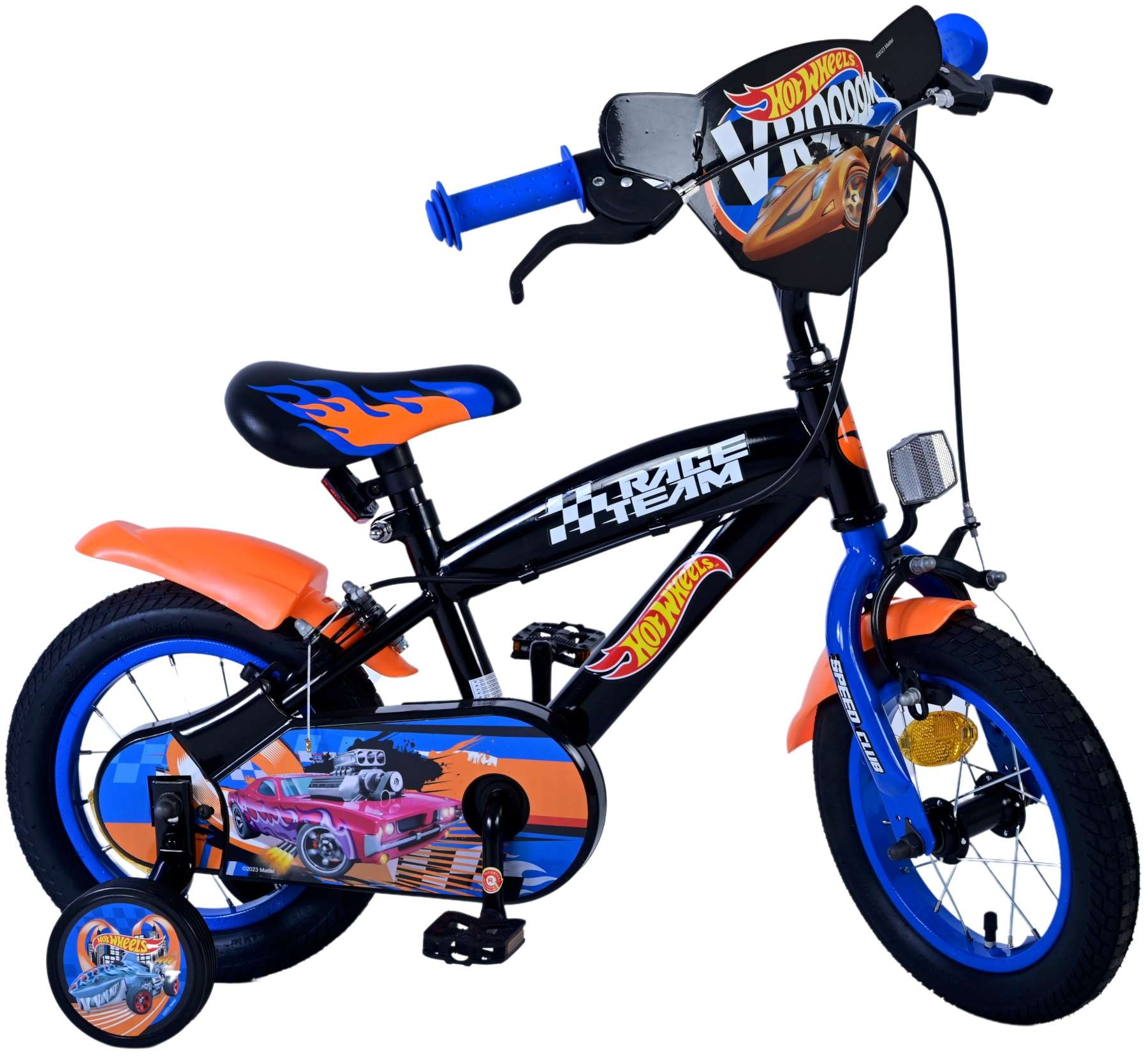 Ein schwarzes Kinderfahrrad mit Hot Wheels-Motiven, blauen Felgen und orangen Schutzblechen.