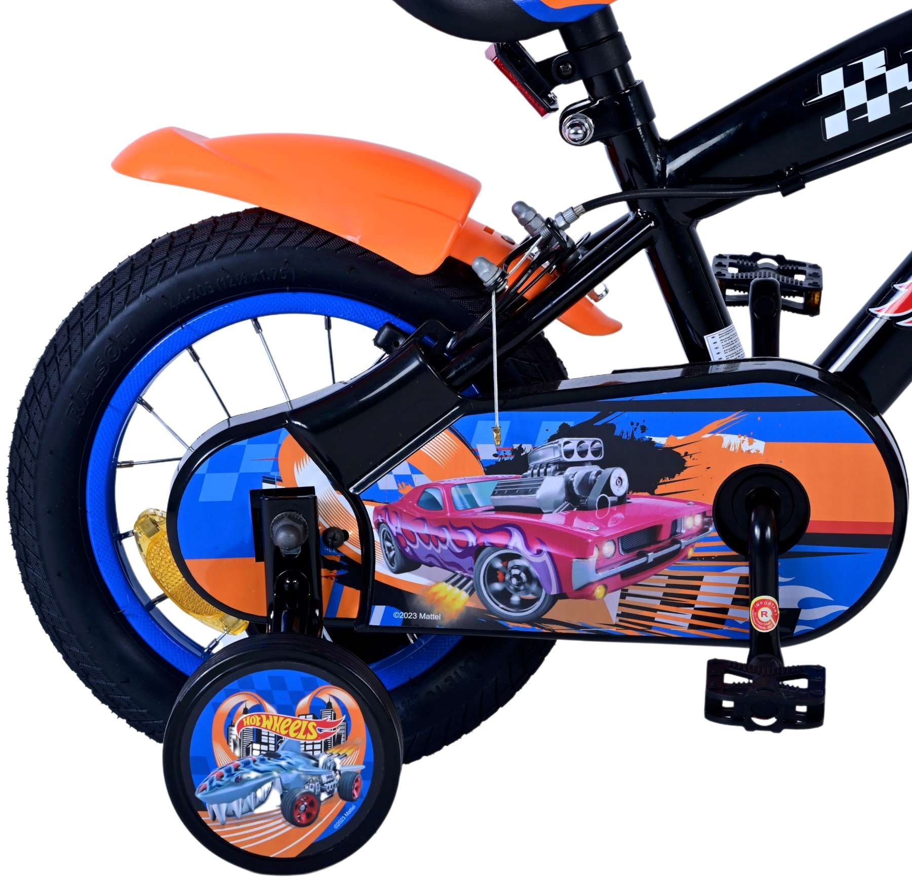 Ein schwarzes Kinderfahrrad mit orangenem Schutzblech, blauer Felge und Hot Wheels Aufkleber.