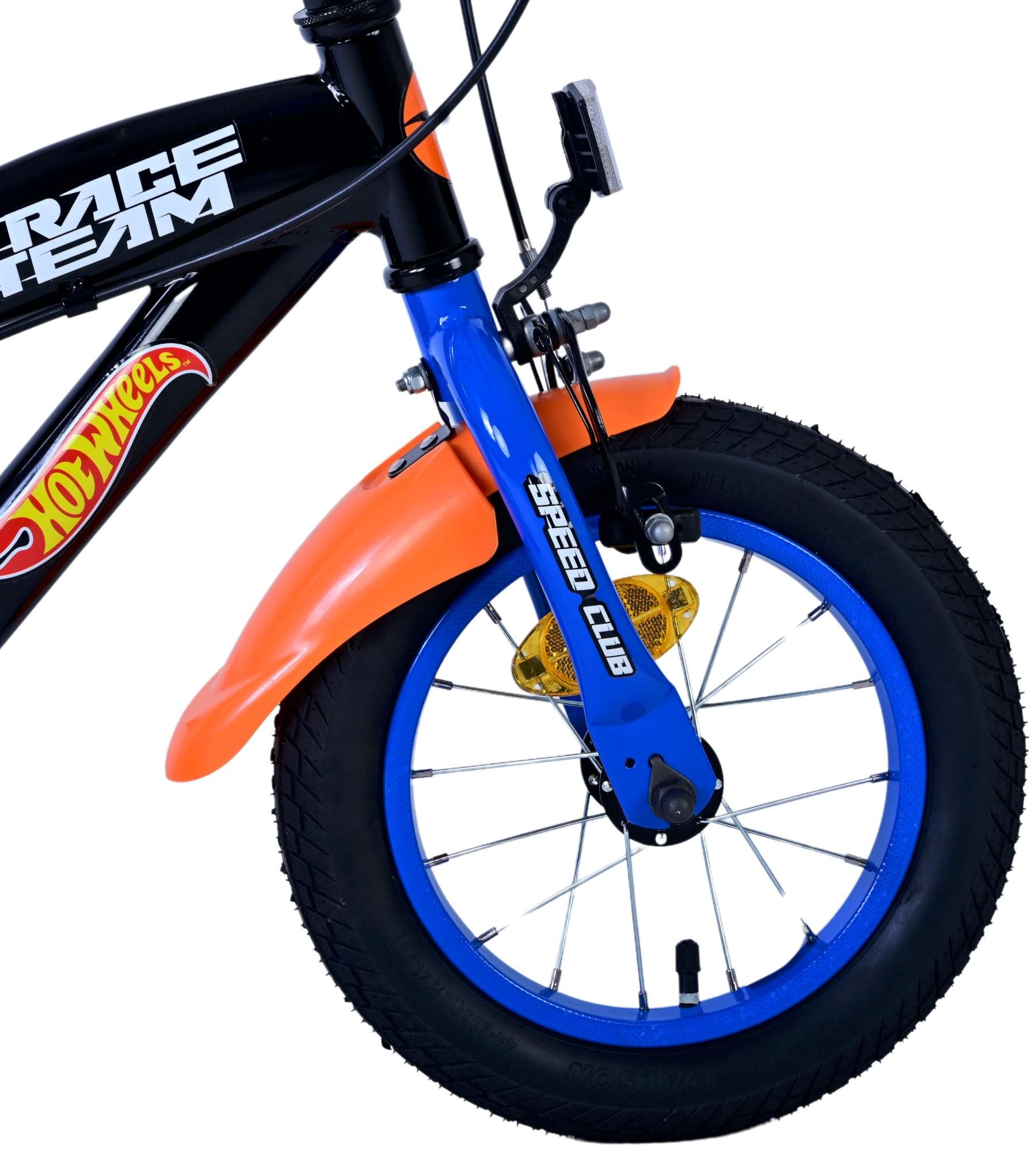 Vorderteil eines schwarzen Fahrrads mit Hot Wheels-Logo, blauer Gabel und orangenem Schutzblech.