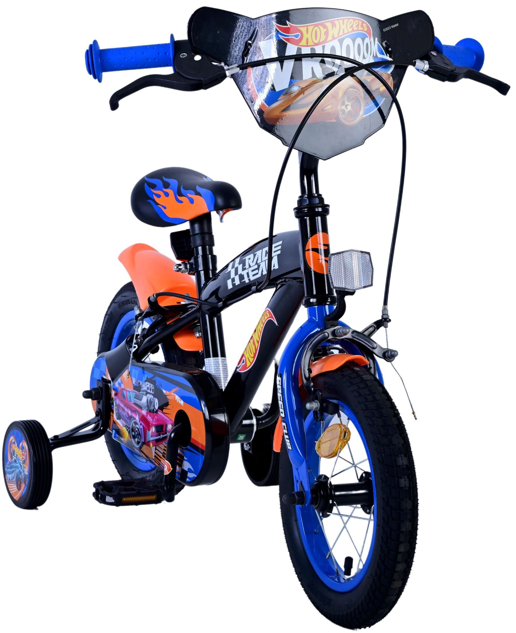 Ein blaues und orangefarbenes Hot Wheels-Fahrrad mit Stützrädern und Rennwagendekor.