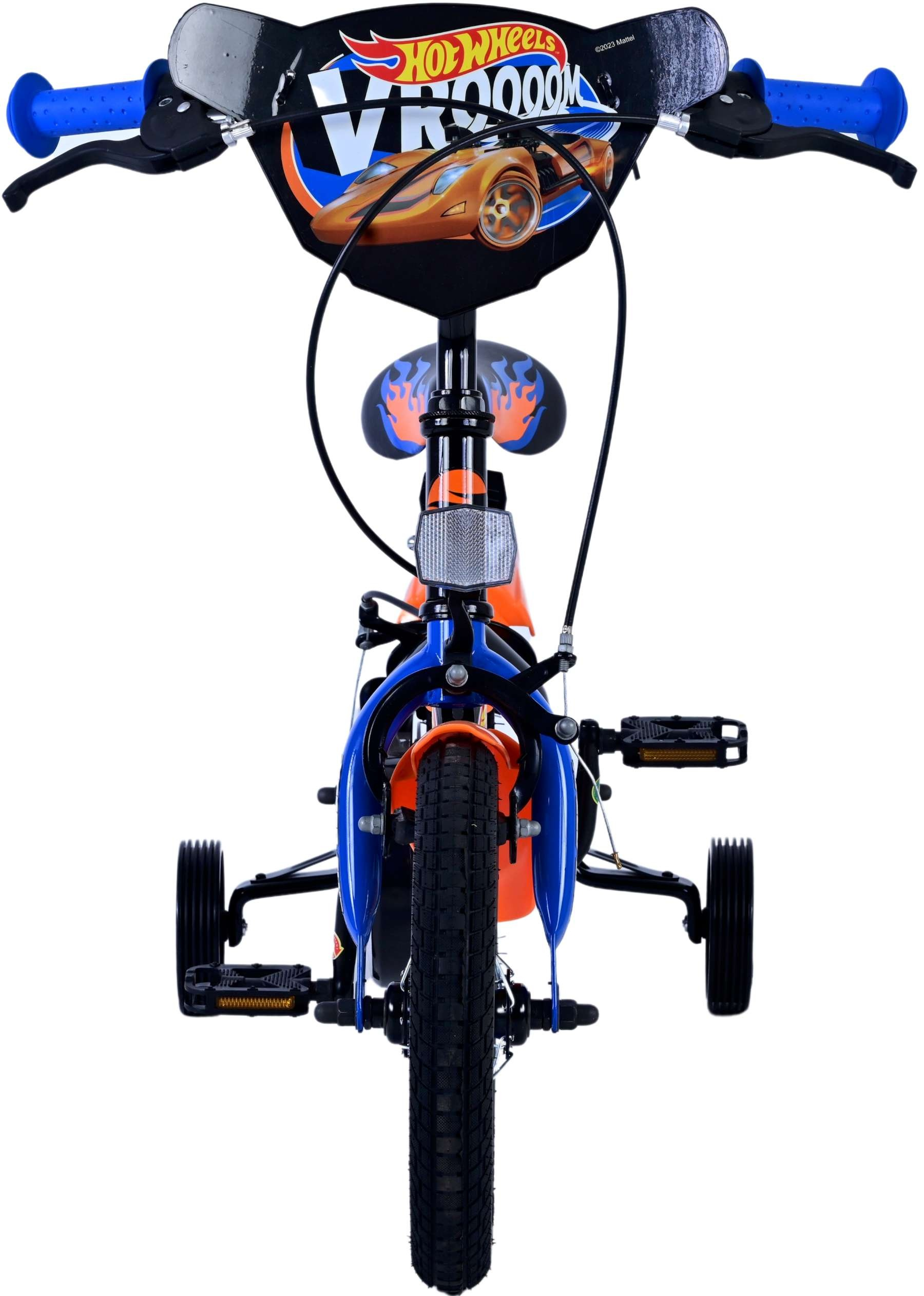Ein Kinderfahrrad mit drei Rädern, orange und blau, mit Hot Wheels-Thema.