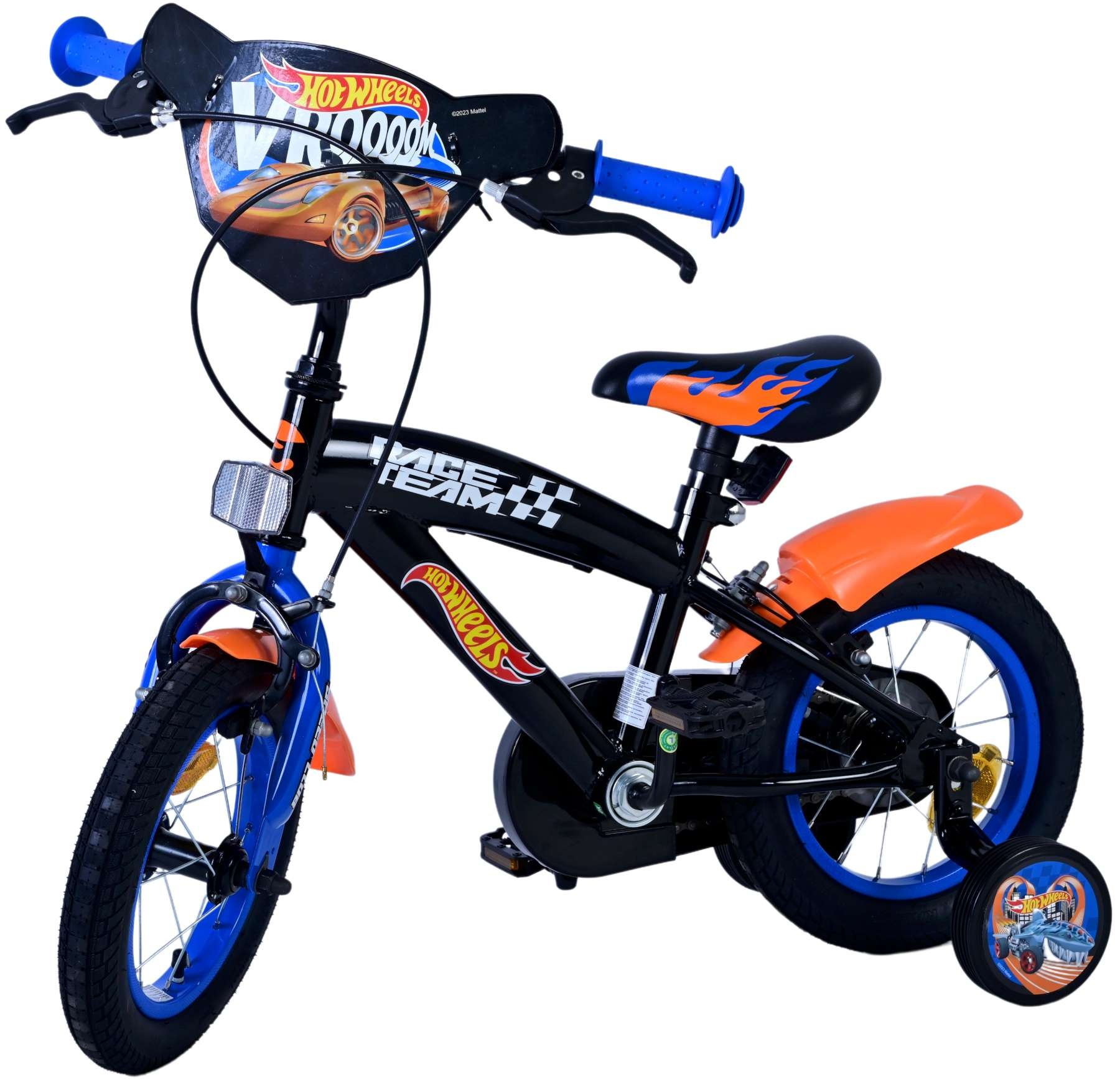 Ein schwarzes Kinderfahrrad mit blauen Akzenten, orangen Schutzblechen und Hot Wheels-Aufklebern.