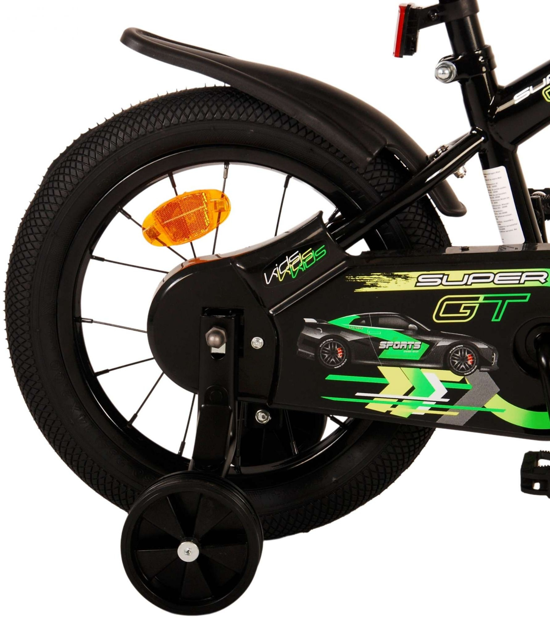 Ein schwarzes Kinderfahrrad mit Trainingsrädern, Schutzblech und einem Auto-Aufkleber.