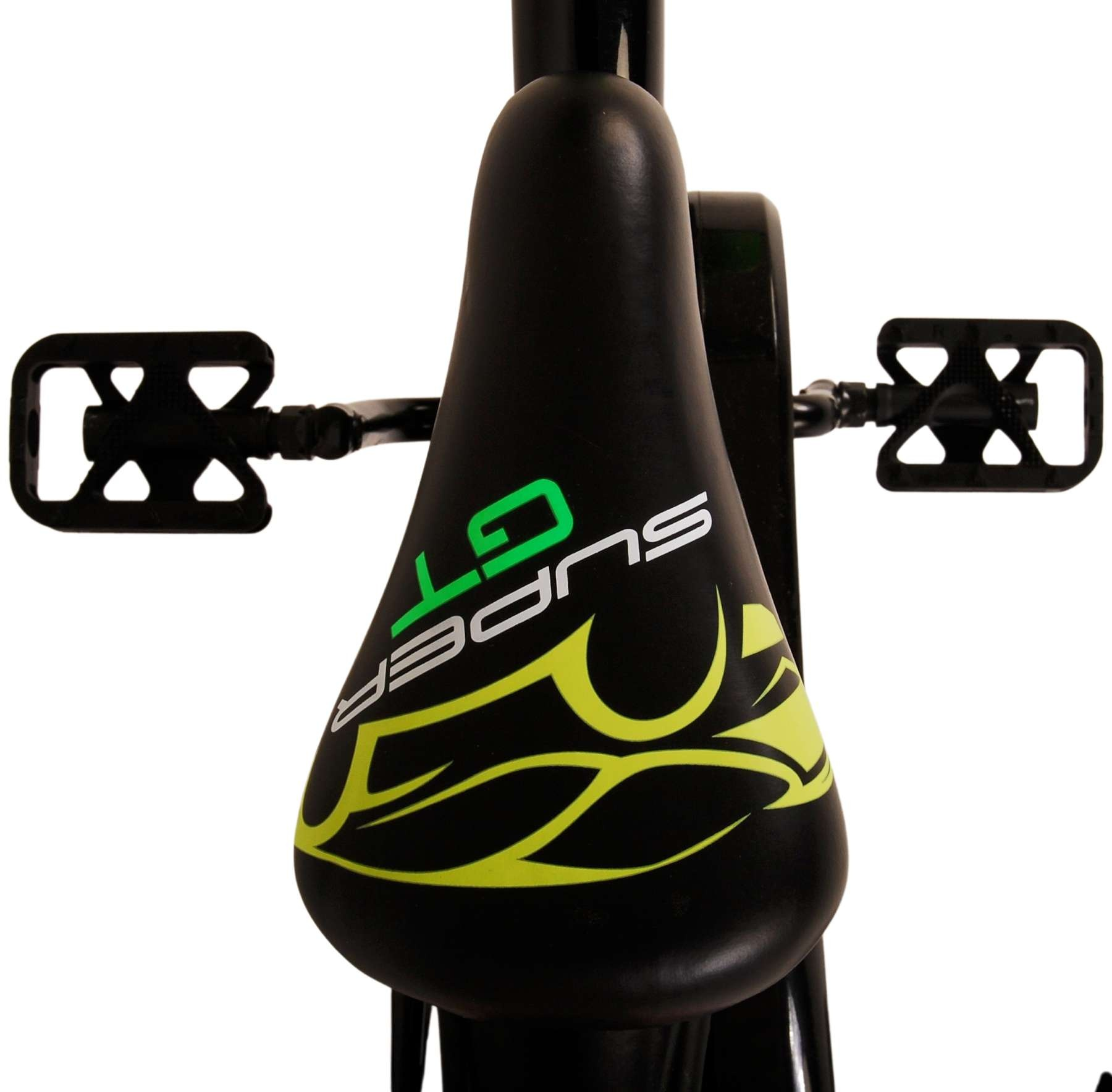 Schwarzer Fahrradsattel mit "SUPER GT" Aufschrift und gelbem Muster. Zwei schwarze Pedale.