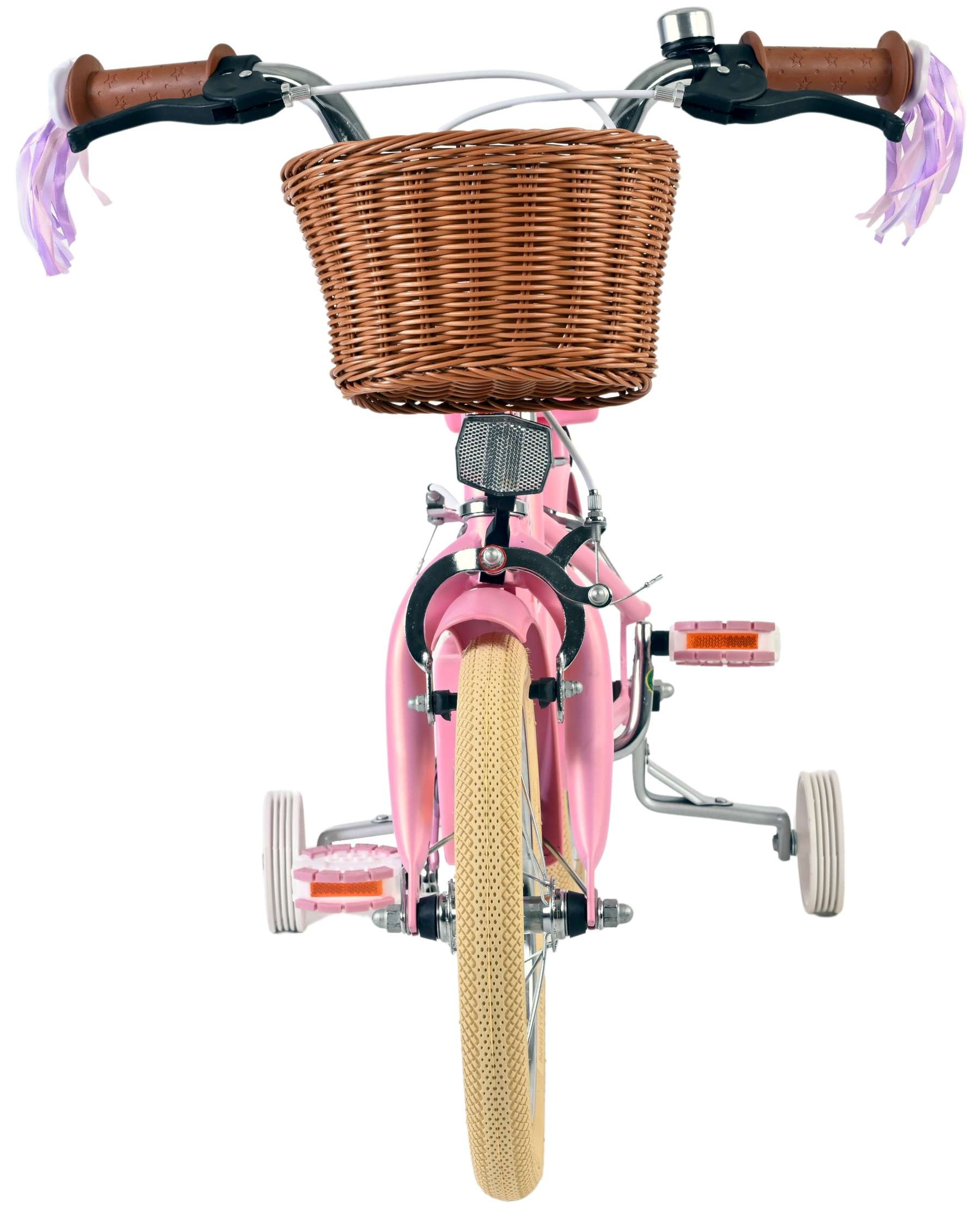 Ein rosafarbenes Kinderfahrrad mit Stützrädern, einem Korb und rosa Streamern.
