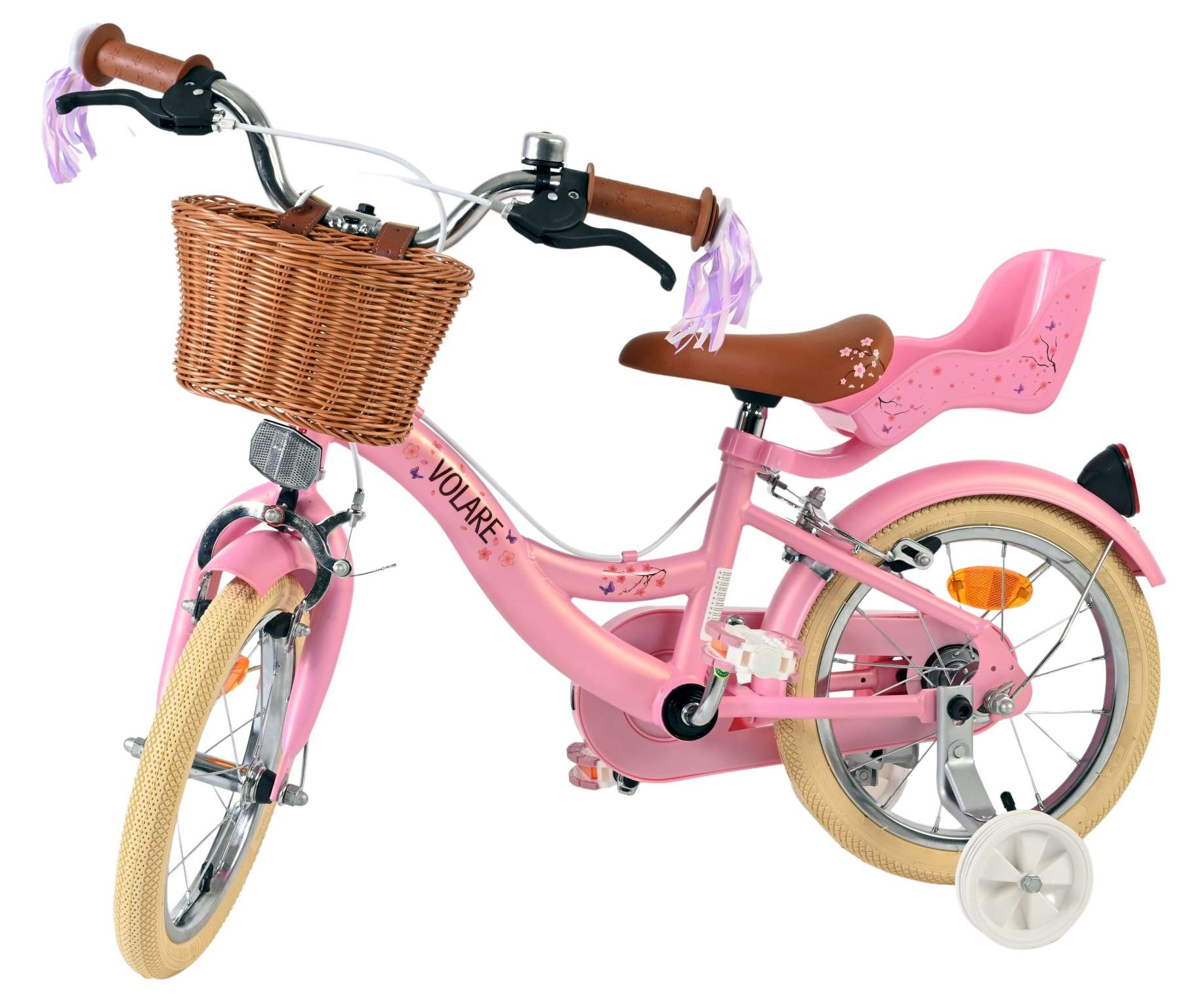 Ein pinkes Kinderfahrrad mit braunem Sattel, Lenker und einem Weidenkorb vorne.