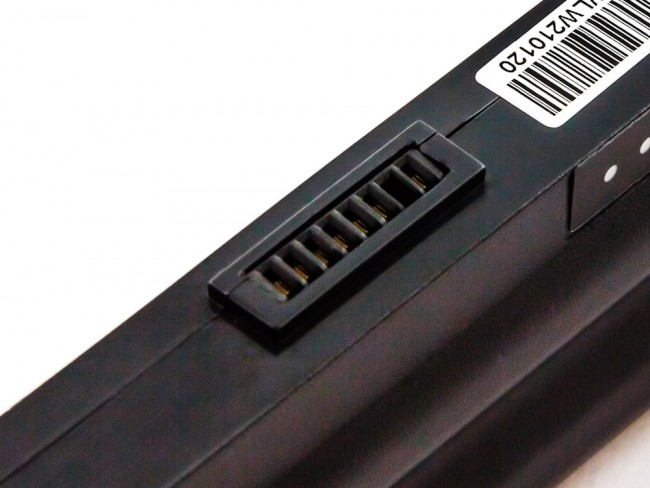Nahaufnahme eines schwarzen Akkupacks mit Anschluss und Barcode-Etikett.