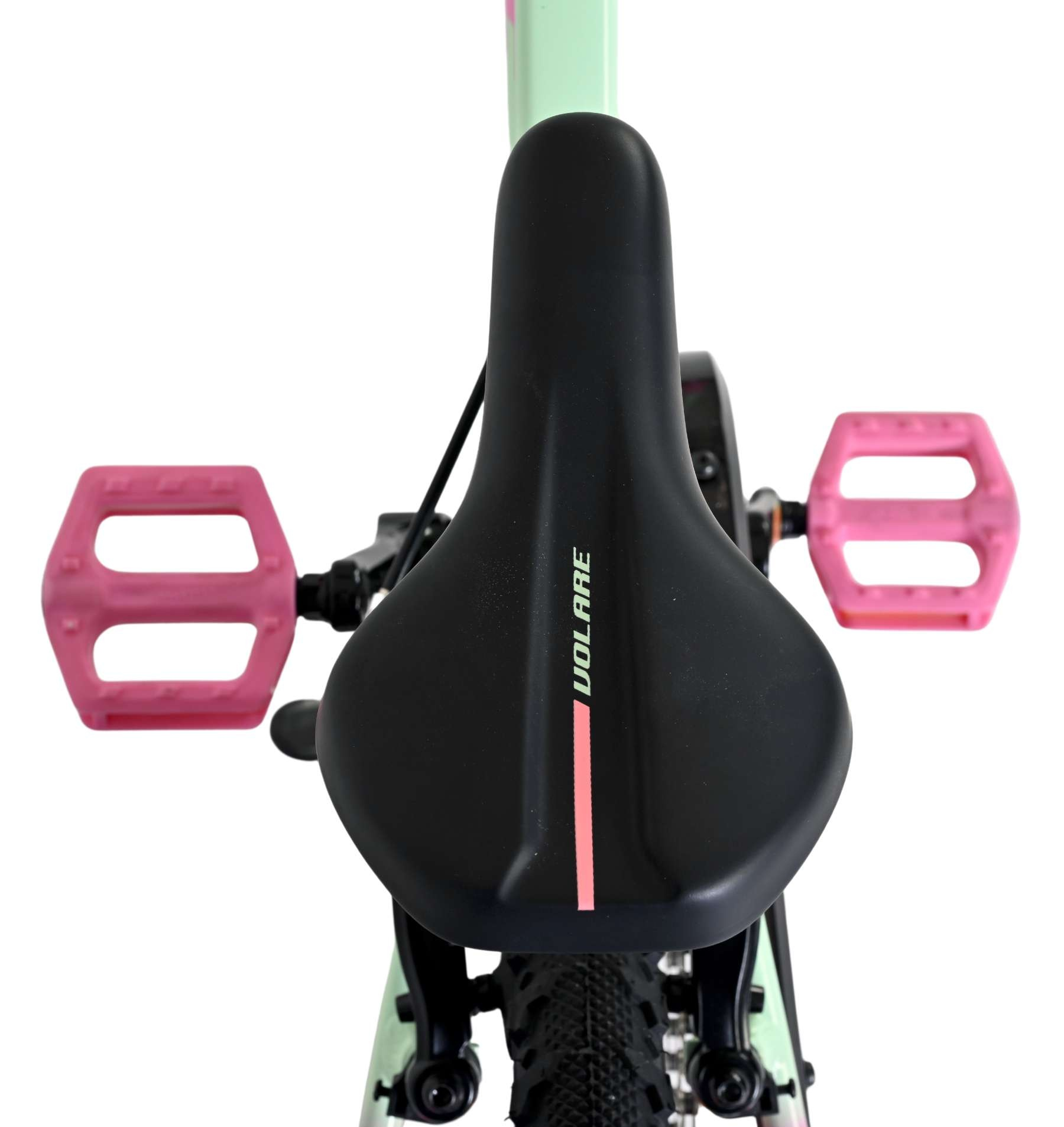 Nahaufnahme eines Fahrradsattels mit rosa Pedalen und einem hellgrünen Rahmen.