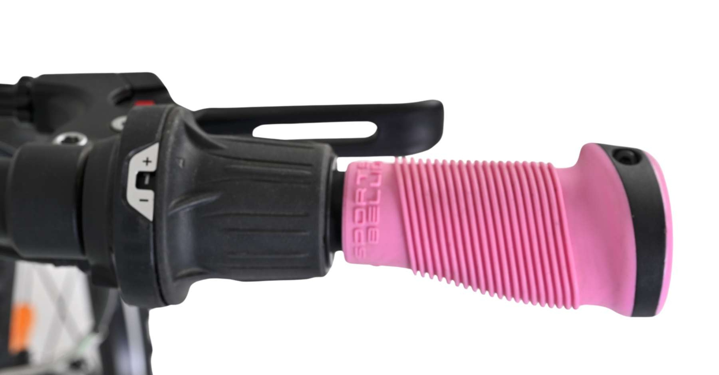 Nahaufnahme eines pinken Fahrradgriffs mit schwarzen Akzenten und schwarzem Schalthebel.