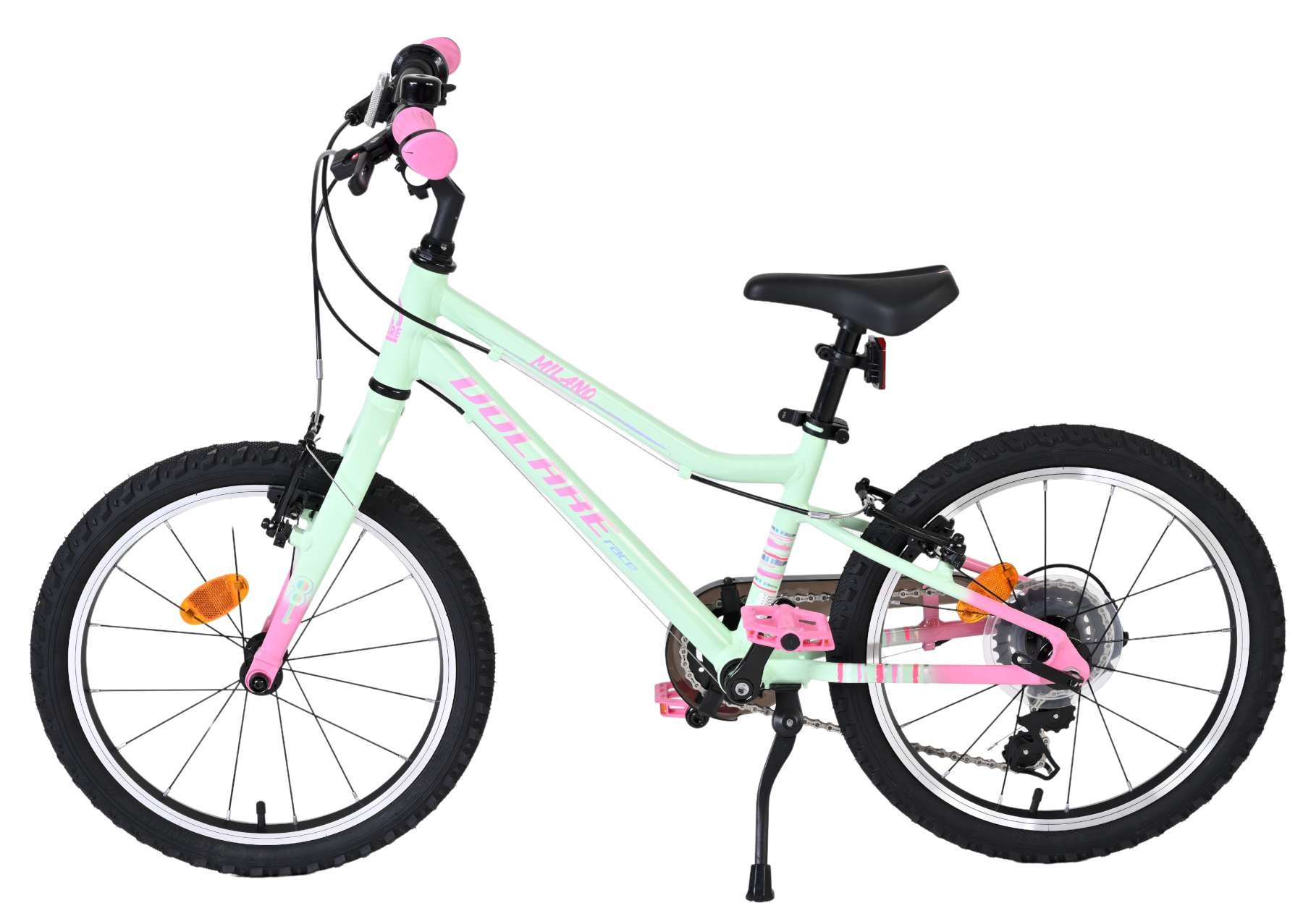 Ein hellgrünes Kinderfahrrad mit rosa Akzenten und schwarzen Reifen.