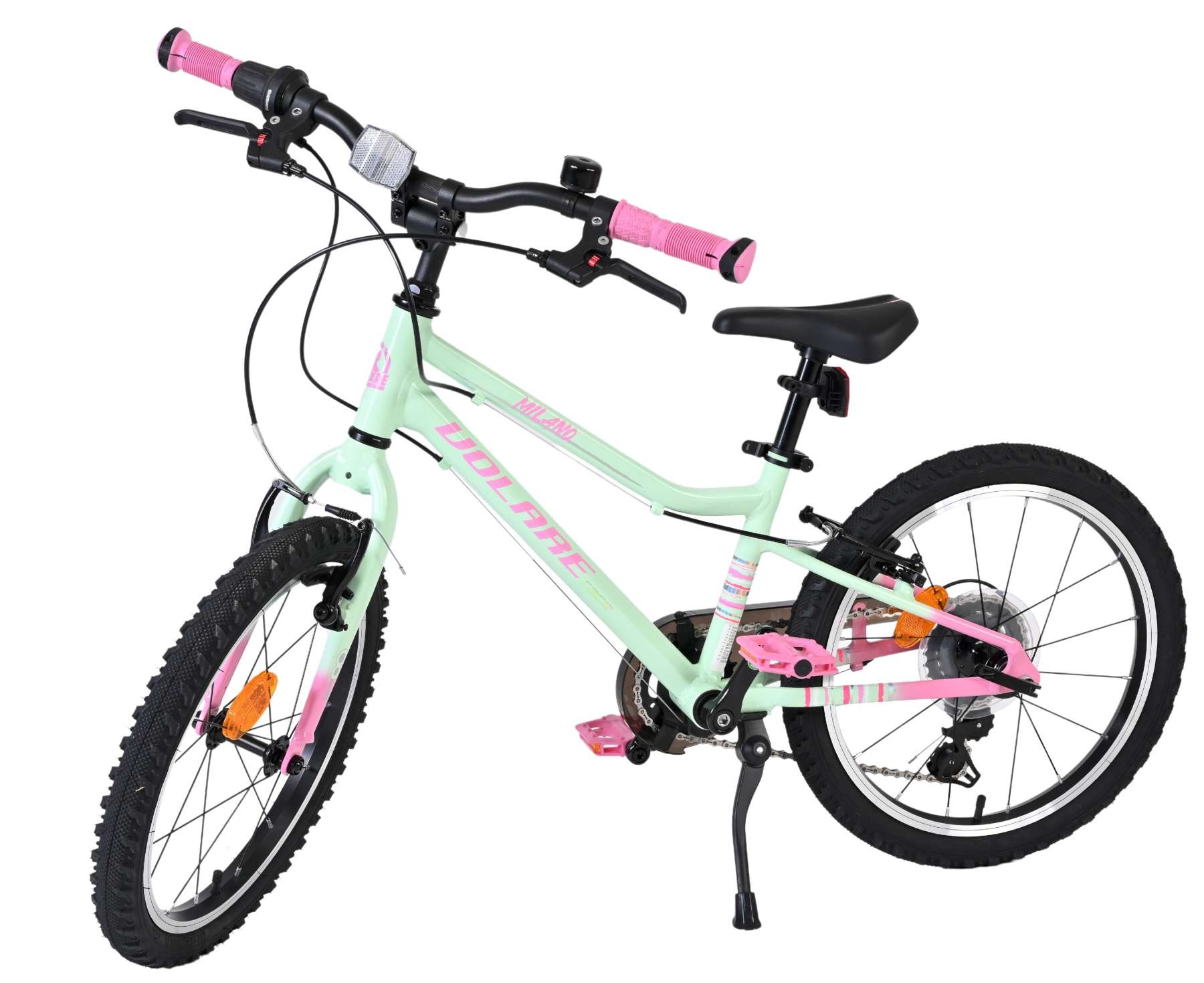 Ein mintgrünes Kinderfahrrad mit rosa Akzenten, Speichenrädern und einem Seitenständer.