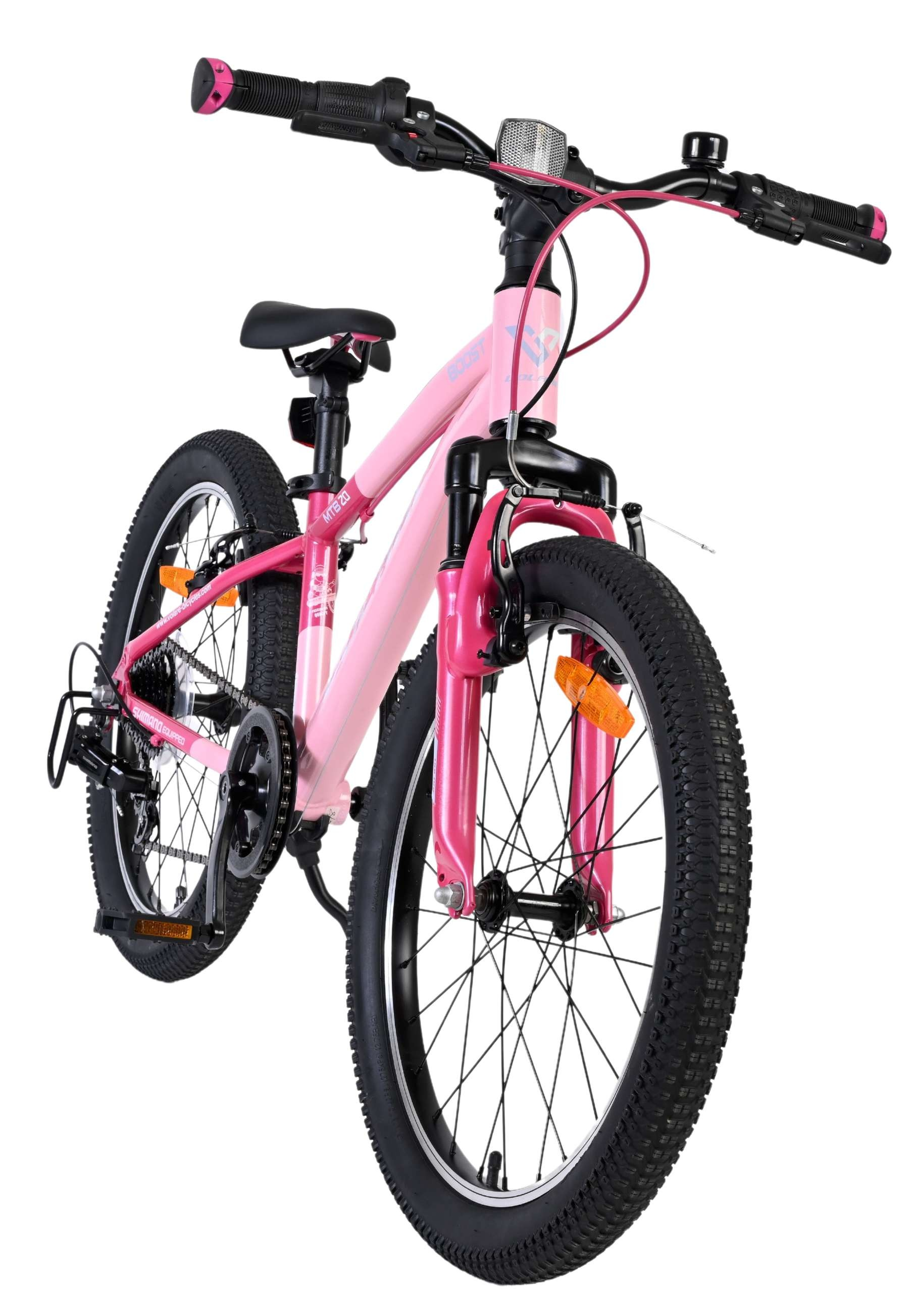 Ein rosafarbenes Kinderfahrrad mit schwarzen Reifen und Felgen.