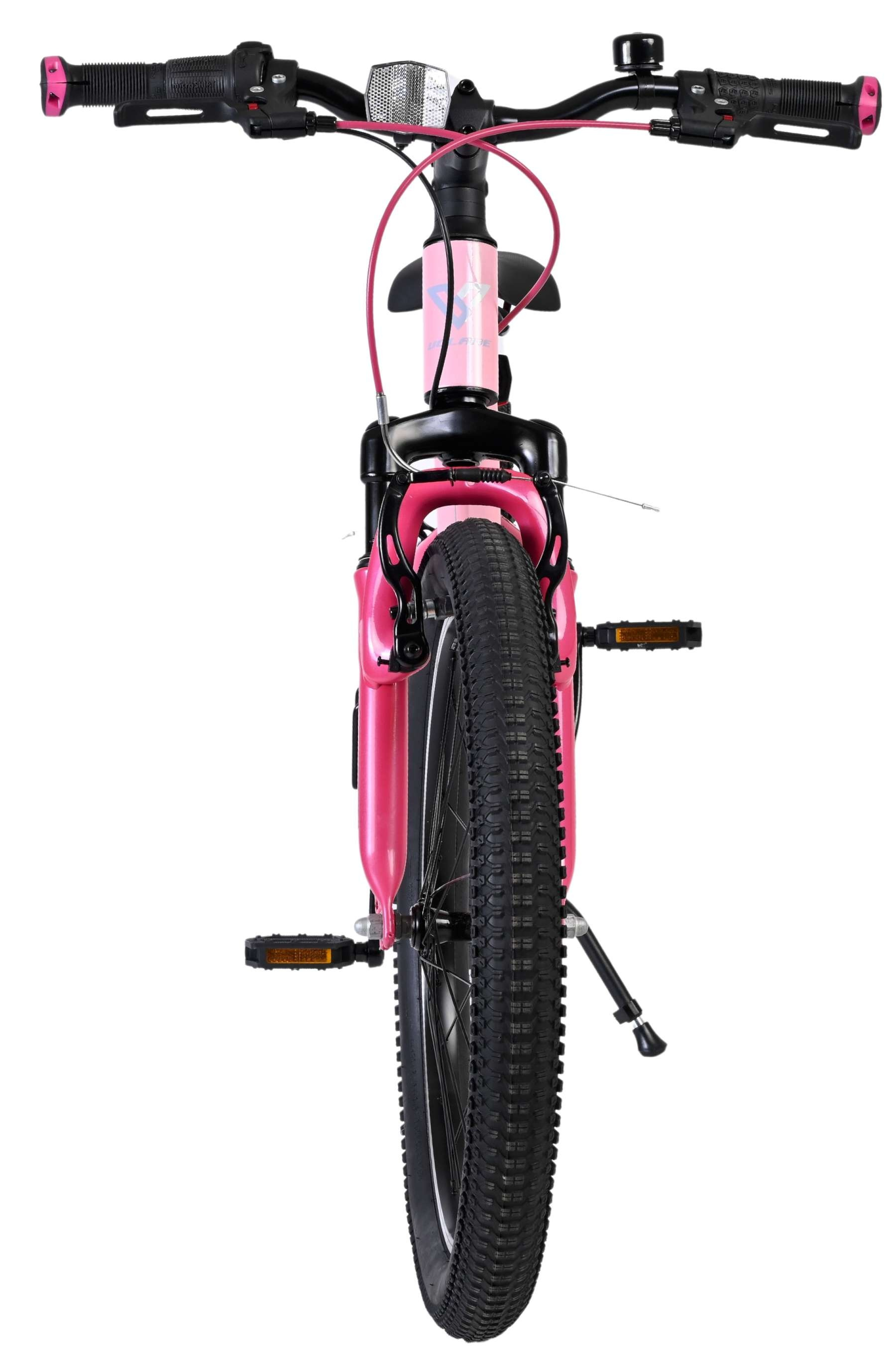 Ein pinkes Fahrrad mit breiten Reifen und schwarzem Lenker auf weißem Hintergrund.