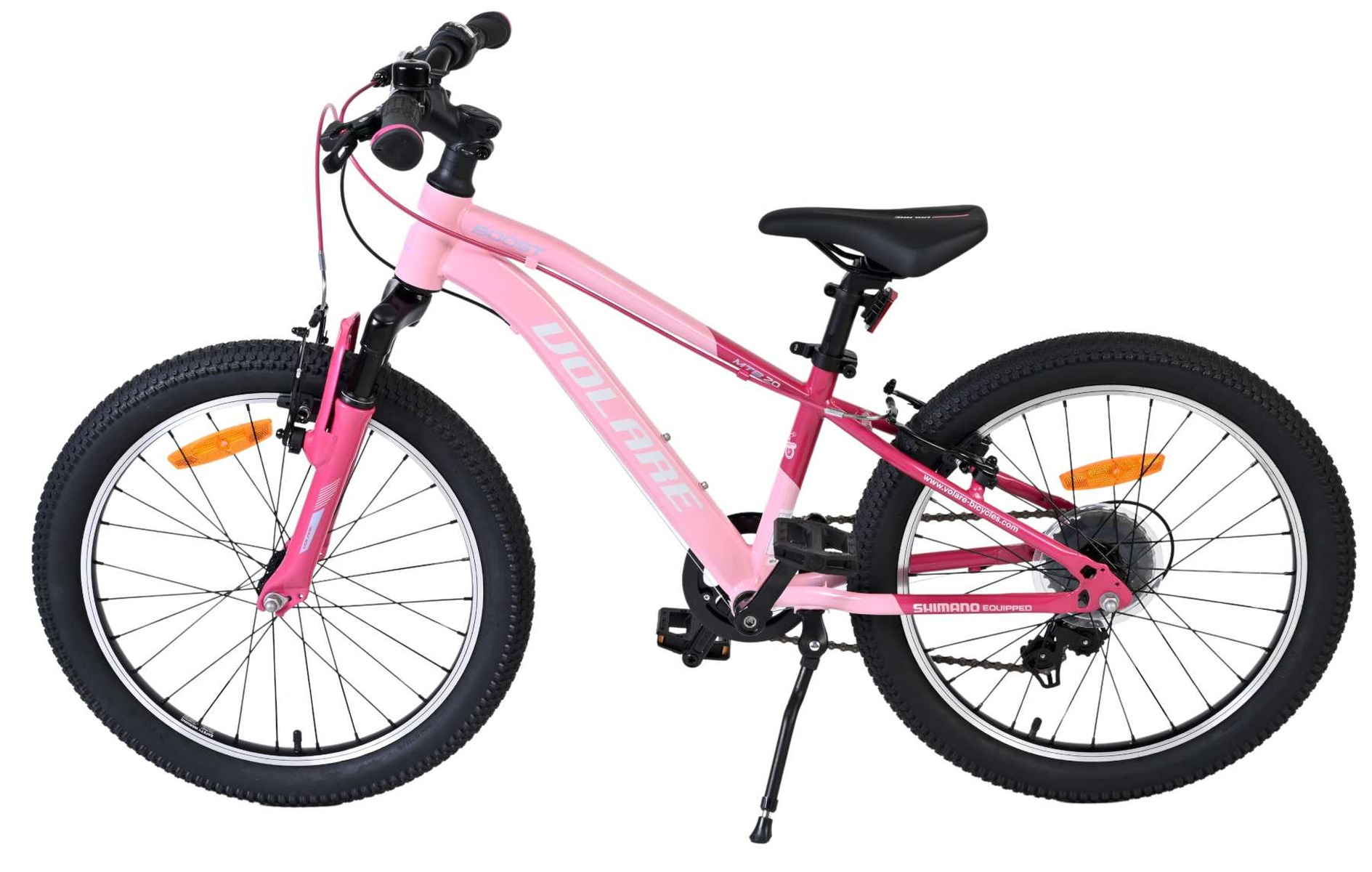 Ein rosafarbenes Fahrrad mit schwarzen Reifen, Ständer und pinken Akzenten.