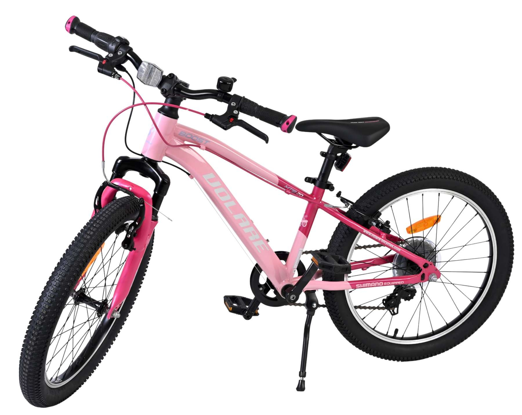 Ein rosa Kinderfahrrad mit schwarzen Reifen, Sattel und Lenker.