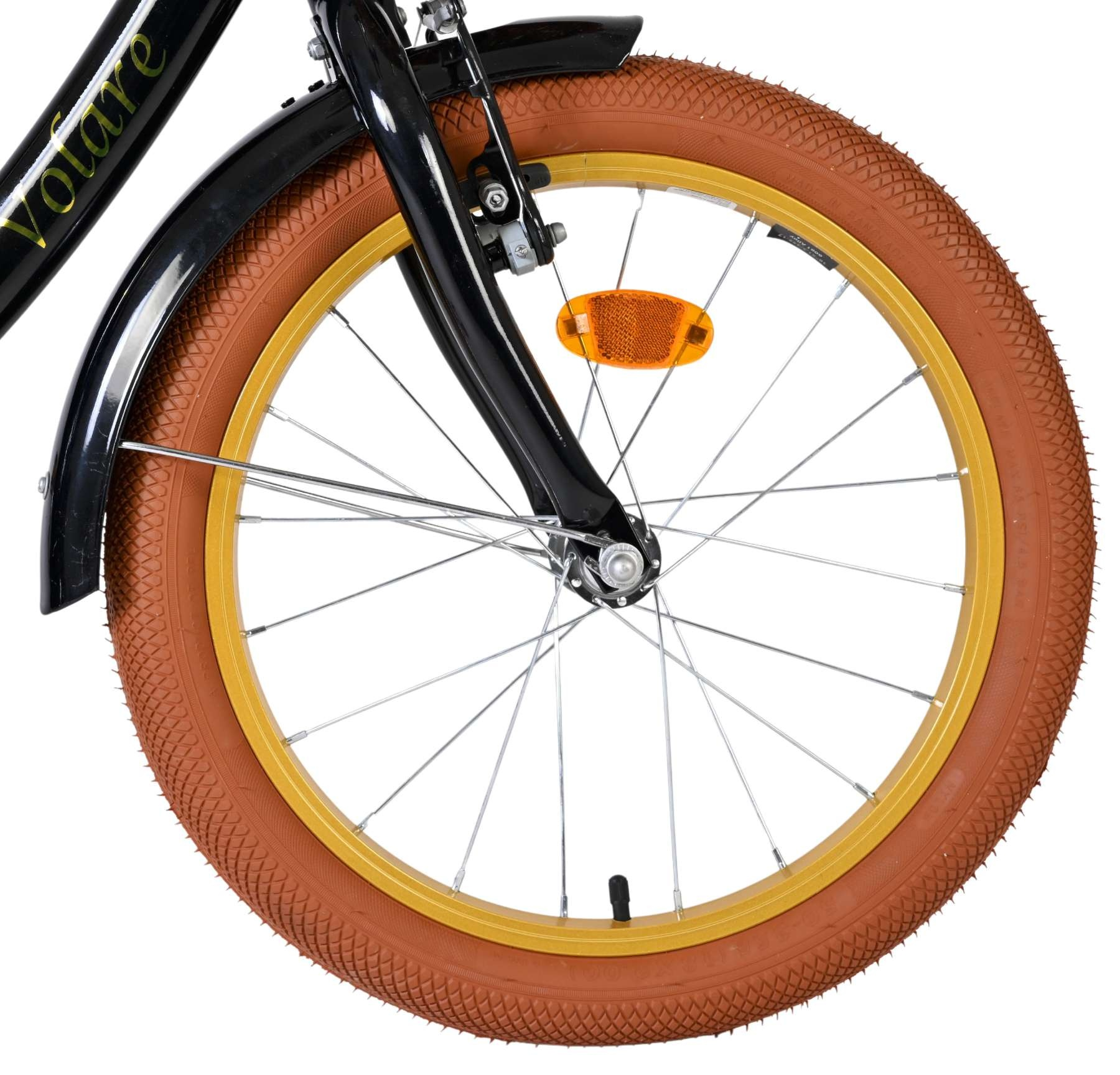 Ein Teil eines schwarzen Fahrrads mit braunem Reifen, goldener Felge und Speichen.