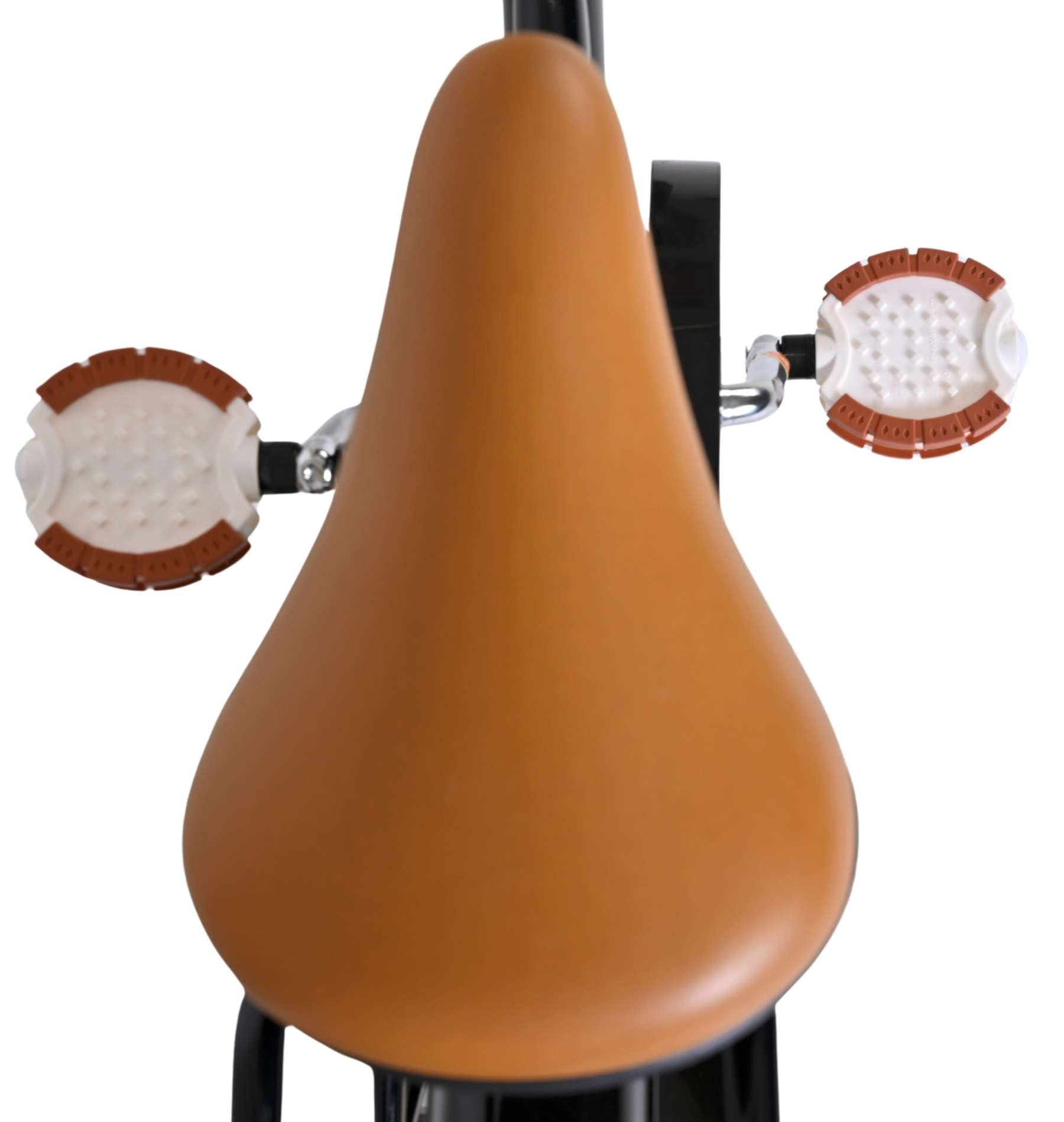 Ein brauner Fahrradsattel mit weißen und braunen Pedalen. Weißer Hintergrund.