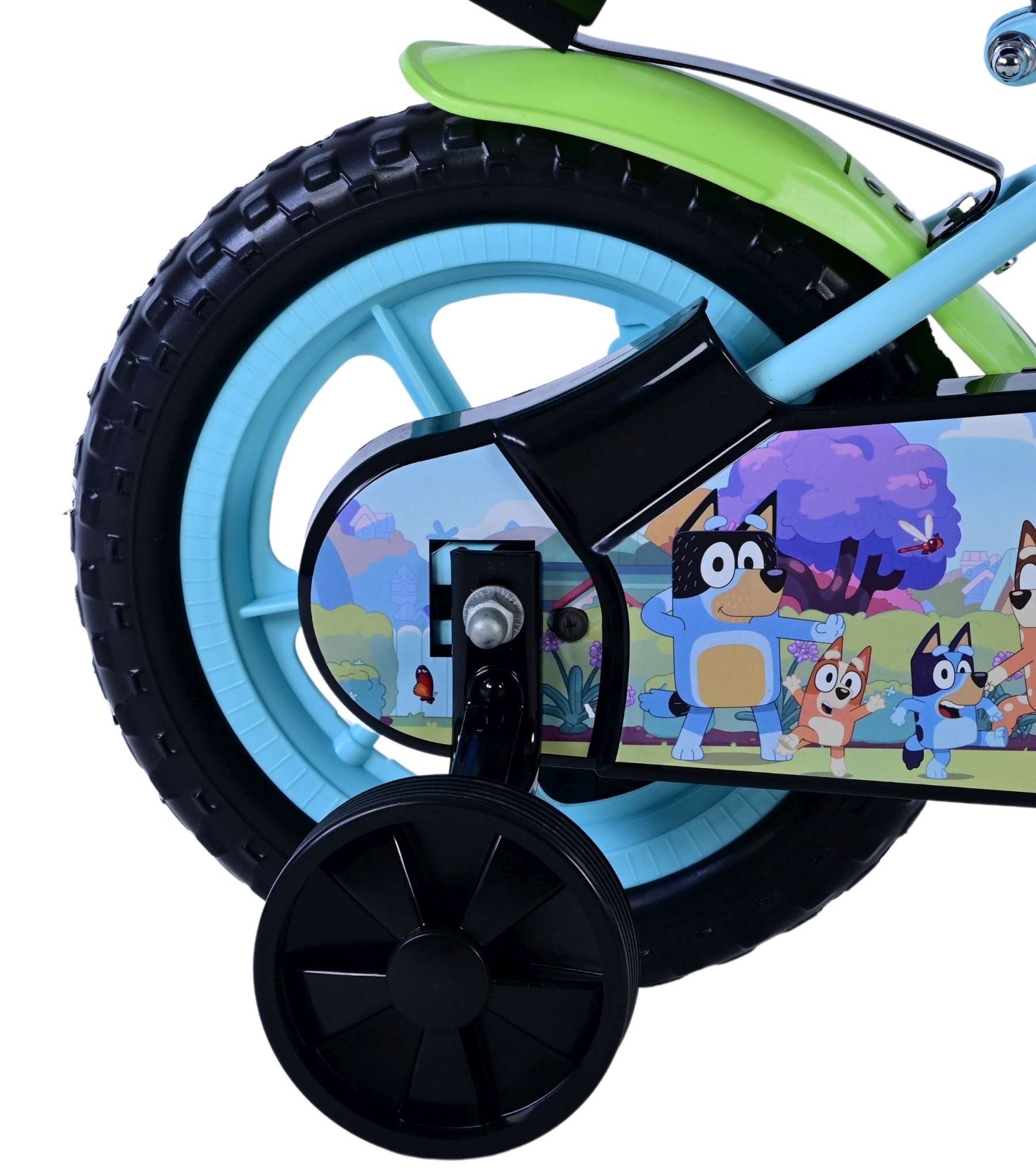 Detail eines Kinderfahrrads mit Stützrädern, blauem Rad und Bluey-Aufdruck.