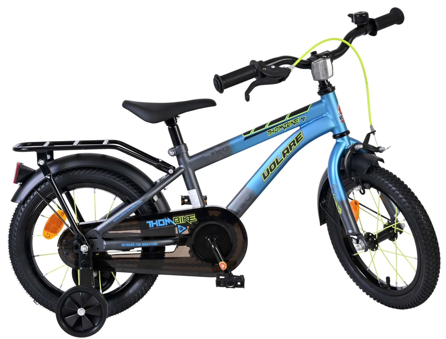 Ein blau-graues Kinderfahrrad mit Stützrädern und Gepäckträger.