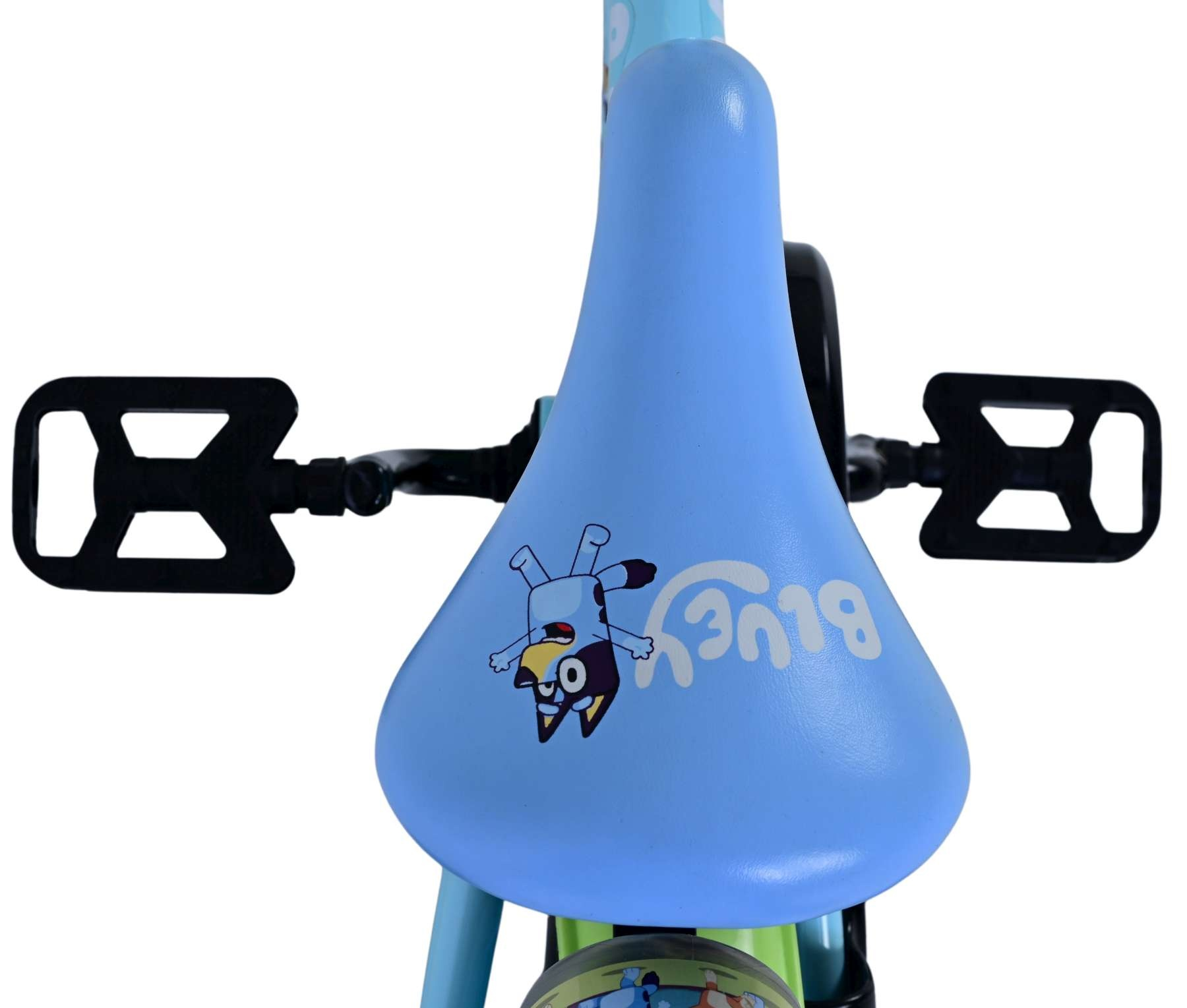 Ein blaues Fahrrad mit einem Sitz, der Bluey und die Aufschrift "Bluey" zeigt. Pedale sind schwarz.