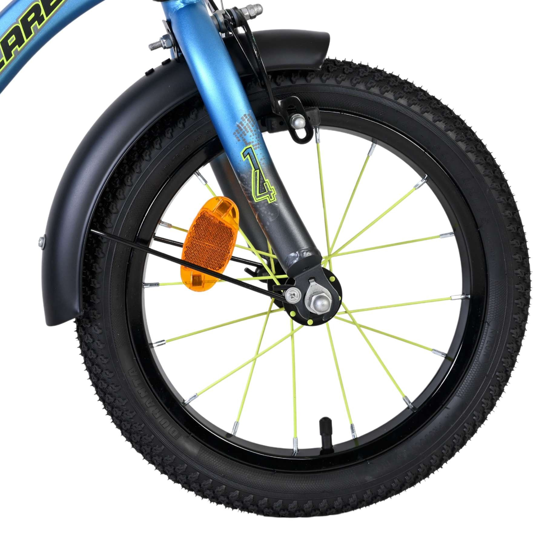 Vorderrad eines blauen Kinderfahrrads mit schwarzem Schutzblech und orangefarbenem Reflektor.