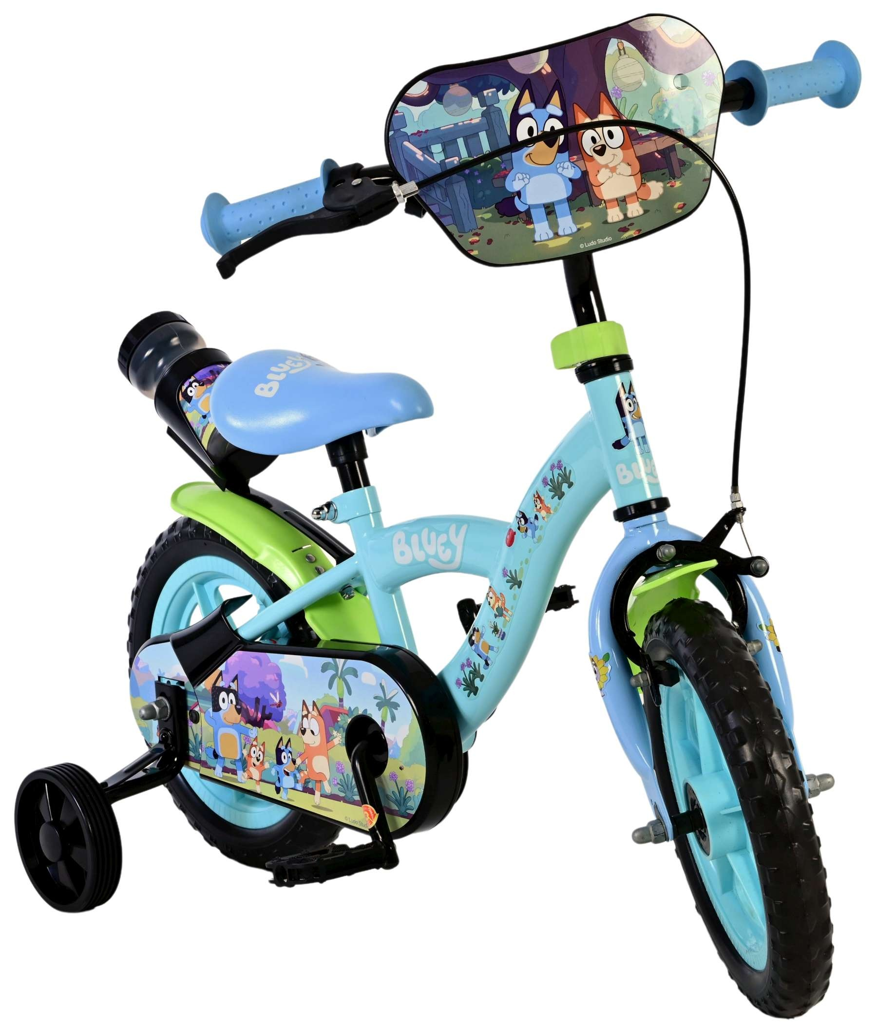 Ein hellblaues Kinderfahrrad mit Stützrädern und Bluey-Motiven.