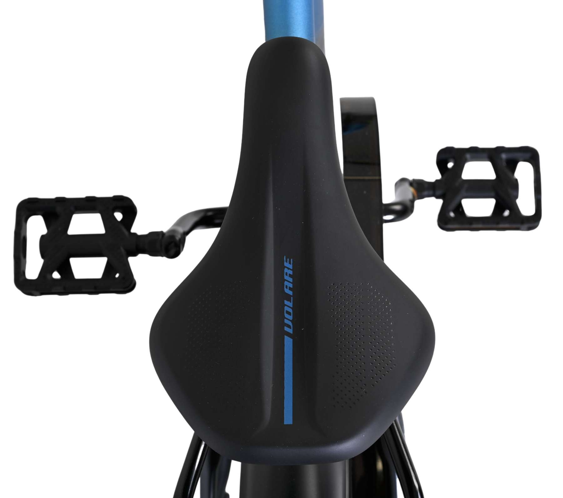 Nahaufnahme eines schwarzen Fahrradsattels mit blauen Akzenten und Pedalen.