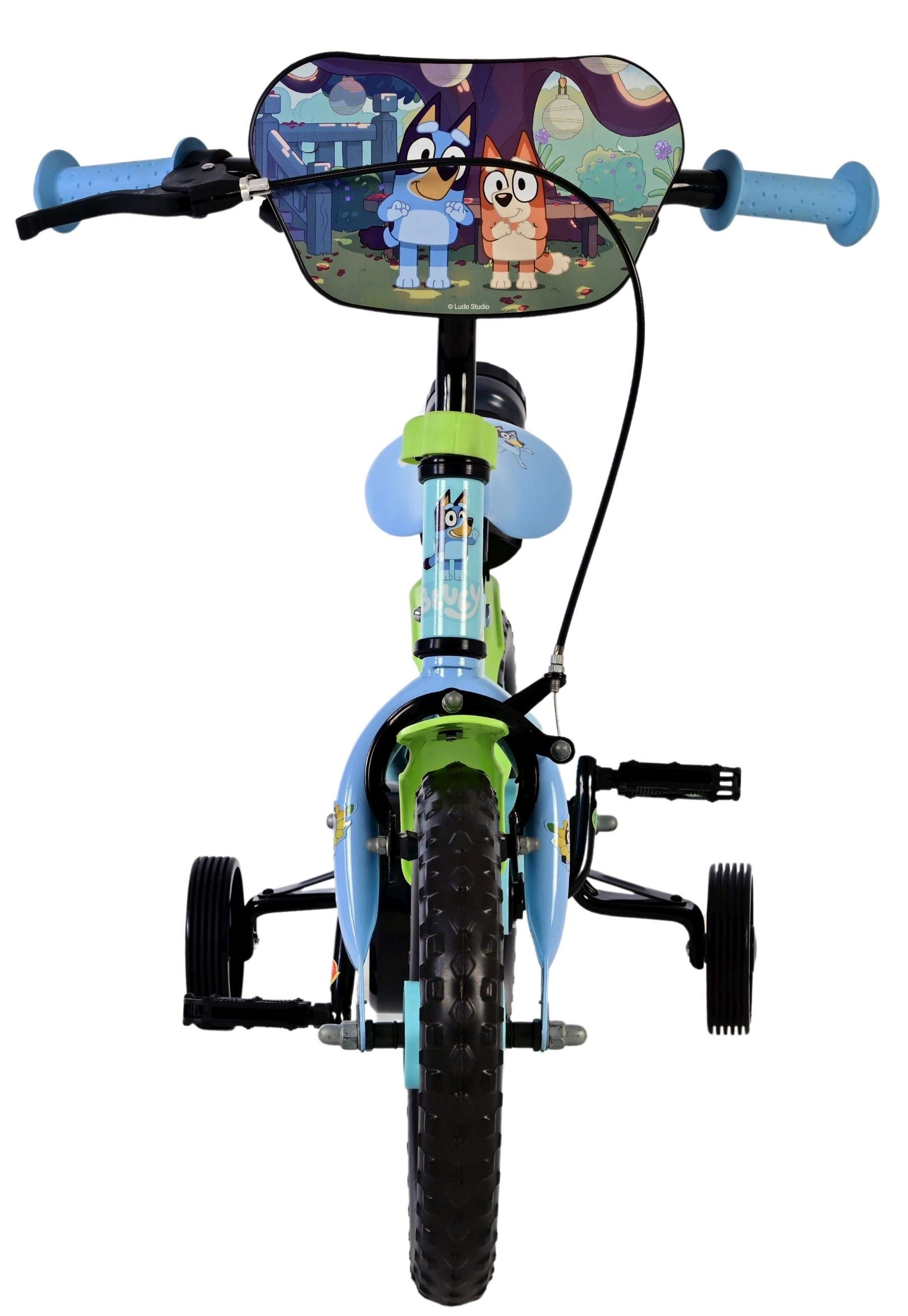 Ein blaues und grünes Kinderfahrrad mit Stützrädern und Bluey-Motiv.