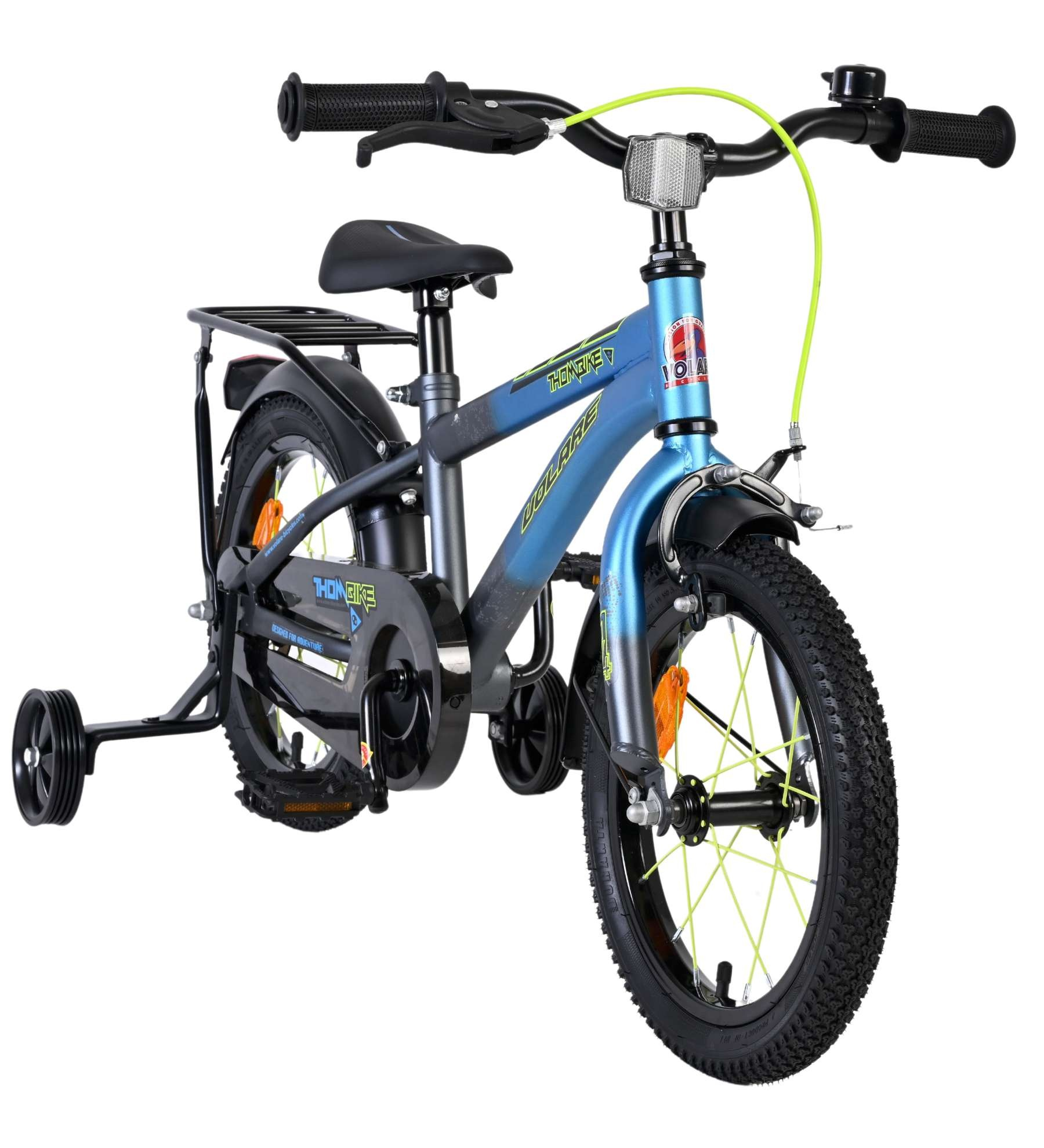 Ein blaues Fahrrad mit Stützrädern, schwarzem Sattel und neongrünen Akzenten.