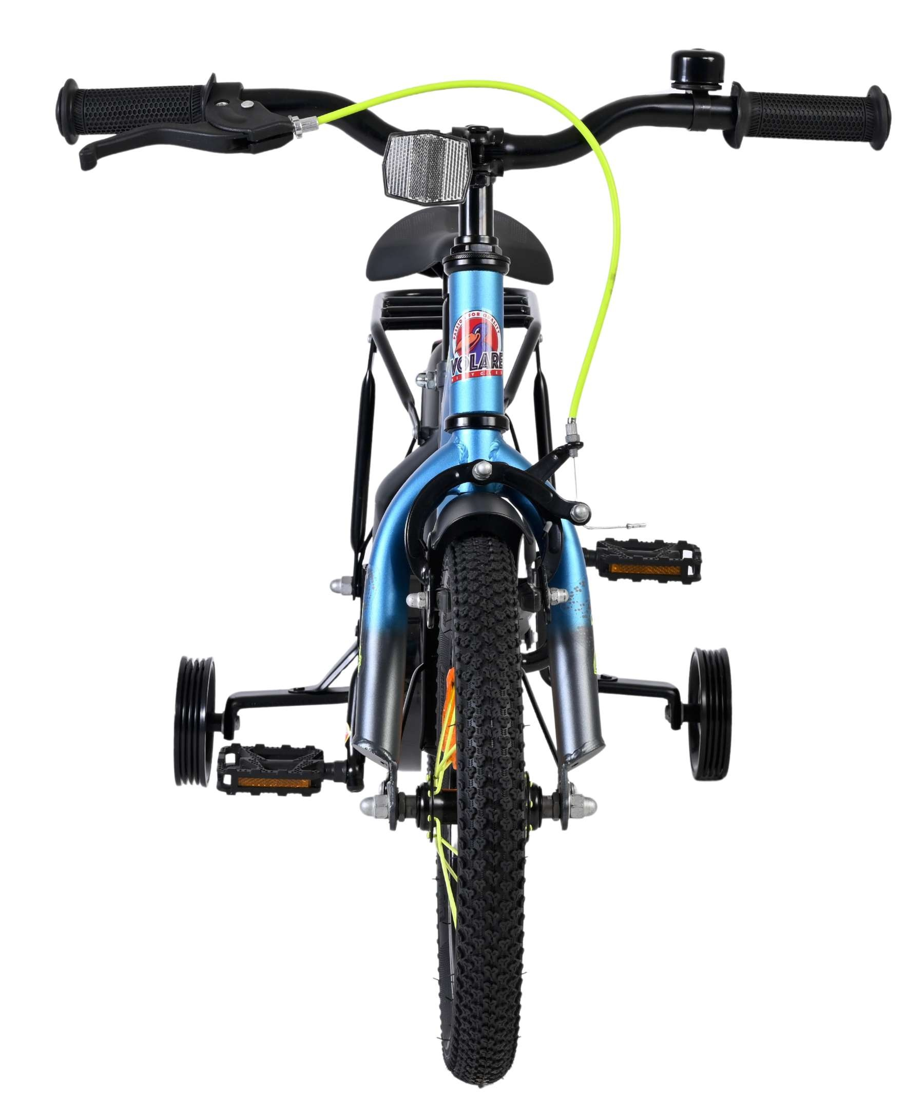 Blaues Kinderfahrrad mit Stützrädern, Vorderansicht.