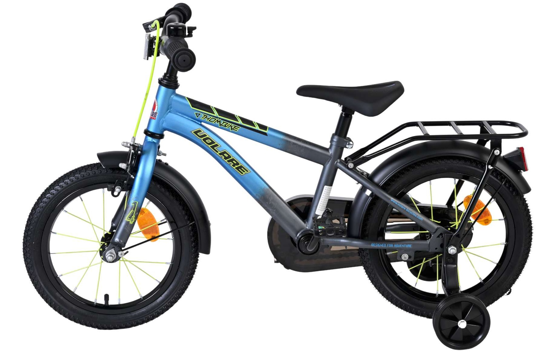 Ein blau-graues Kinderfahrrad mit Stützrädern, Gepäckträger und Reflektoren.