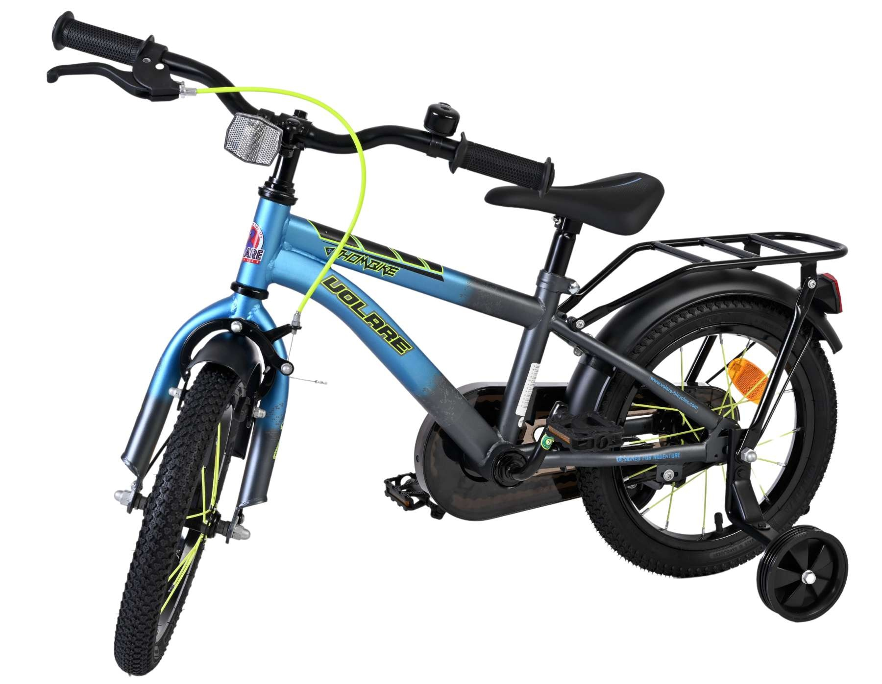 Ein blaues und graues Kinderfahrrad mit Stützrädern und Gepäckträger.
