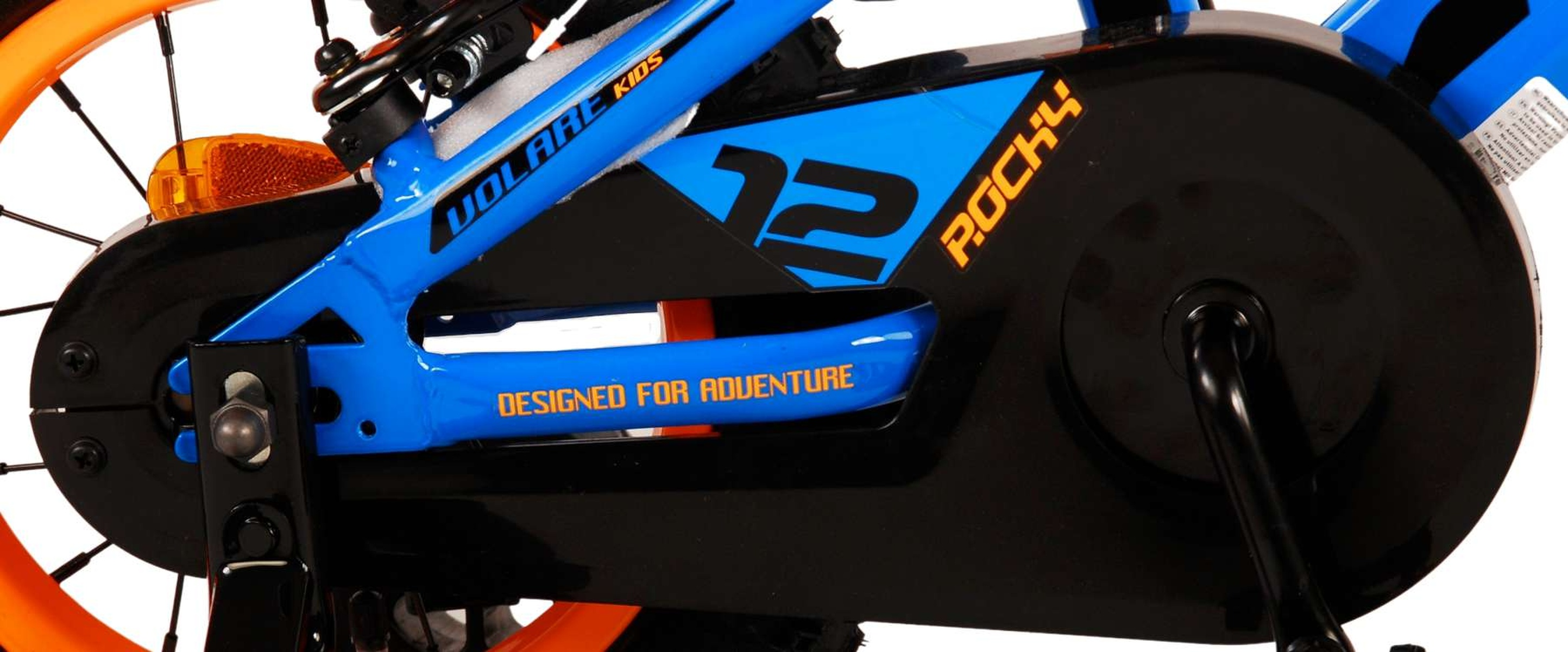 Detailansicht eines blauen Kinderfahrrads mit schwarzem Kettenschutz und orangenem Rad.