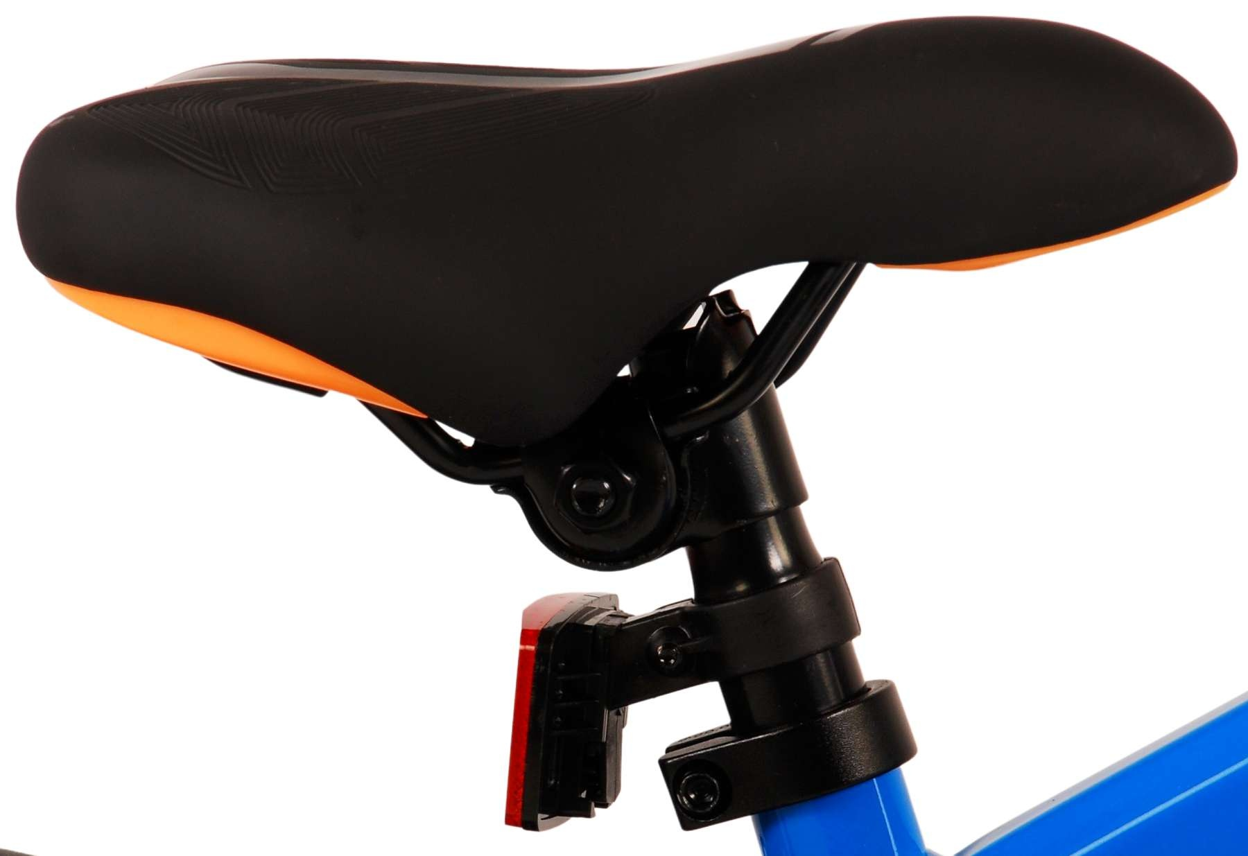 Schwarzer Fahrradsattel mit orangefarbenen Akzenten und Rücklicht.