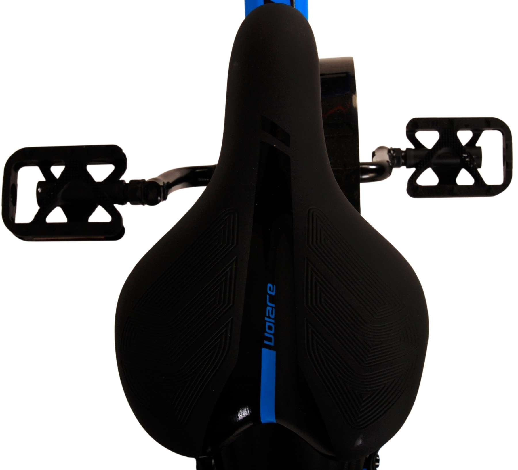 Schwarzer Fahrradsattel mit blauen Akzenten und Pedalen auf weißem Hintergrund.