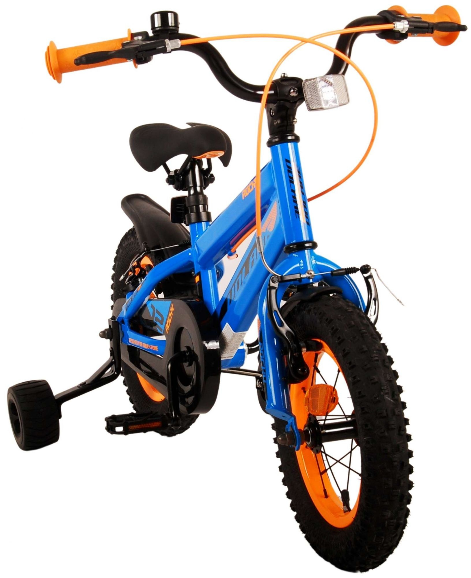 Ein blauer Kinderfahrrad mit orangen Akzenten und Stützrädern.