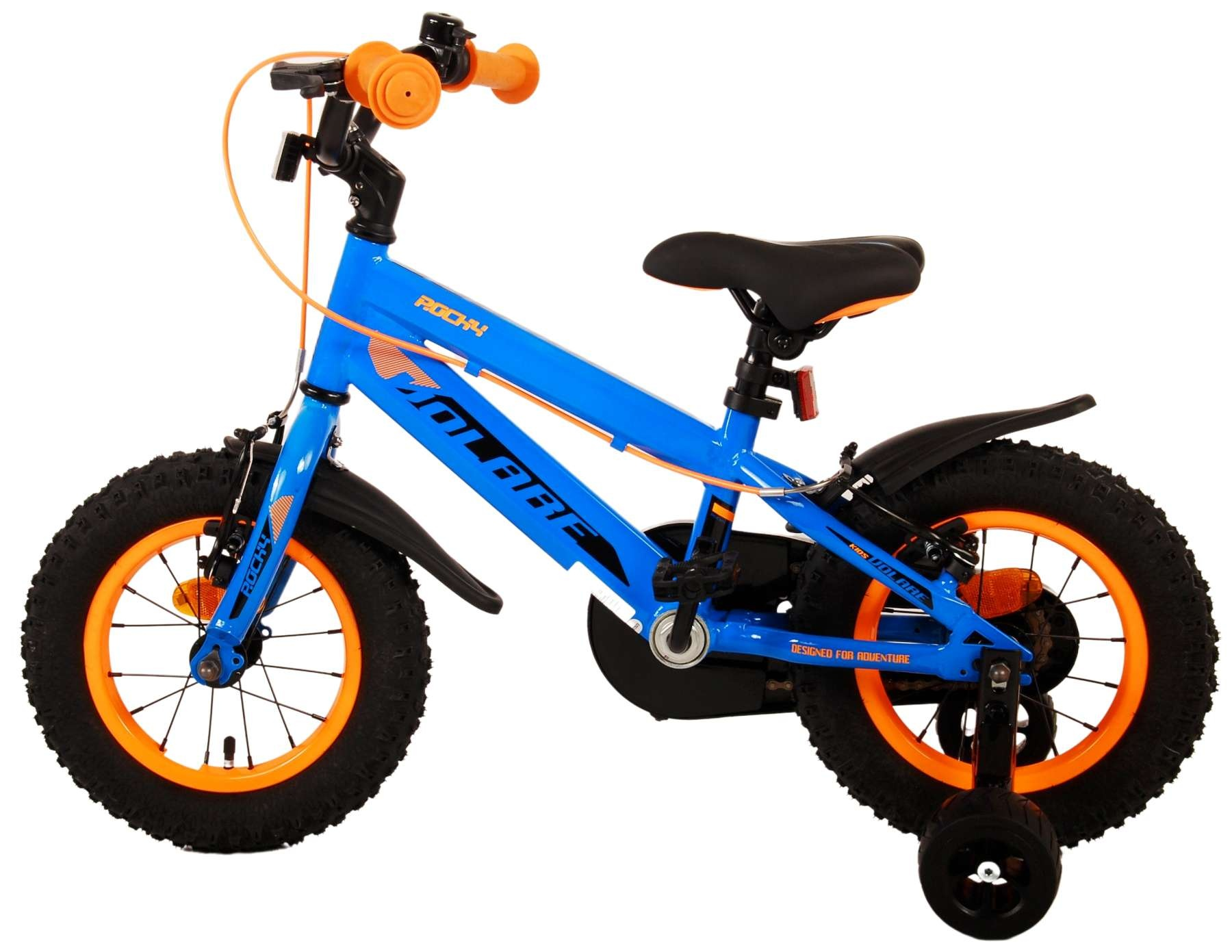 Ein blaues Kinderfahrrad mit orangefarbenen Akzenten und Stützrädern.